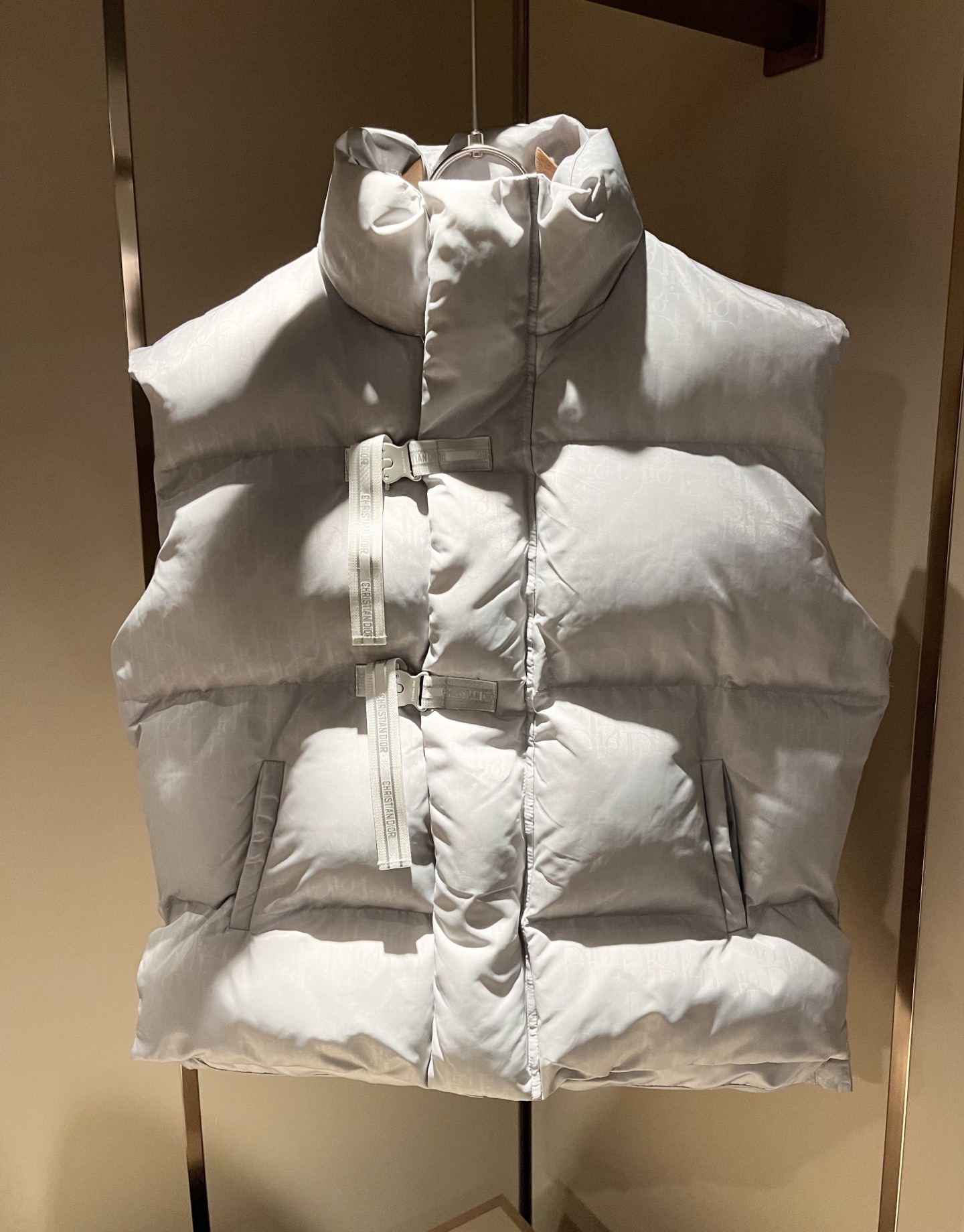 NO:598427,Dio*r Dio's autumn and winter men's thin cotton vest jacket, the latest fashionable casual jacket, rarely available through trading company channels, simultaneous official website sale, chest logo design!  The high-quality products that the male god is most looking forward to are coming, allowing you to feel what true luxury has connotation! Full of brand style!  Your most enjoyable wearing experience! It perfectly enhances the overall sense of luxury and class, and you can get the high-end luxury atmosphere at a glance!  The upper body is versatile, simple and not fussy, and can easily cope with various occasions and environments. It is undoubtedly a must-have item for daily commuting! Sizes M-2XL,, dior, jackets & coats, jackets & coats, alexander wang19860909Dio*r迪*奥秋冬男士薄棉服马甲夹克外套,最新时尚休闲夹克,贸易公司渠道稀出,同步官网发售,胸前logo图案设计！男神最为期待的精品狠货重磅来袭,让你感受到什么叫真正的高奢有内涵!满满的品牌风格！你最为享受的穿着体验! 完美提升了整体的奢华档次感,一眼就能Get到的高端奢华气息！上身百搭简约不挑人,轻松应对各种场合与环境,属于日常通勤必备的臻品无疑!尺码M-2XL,,dior,jackets & coats,jackets & coats,alexander wang,Men's clothing