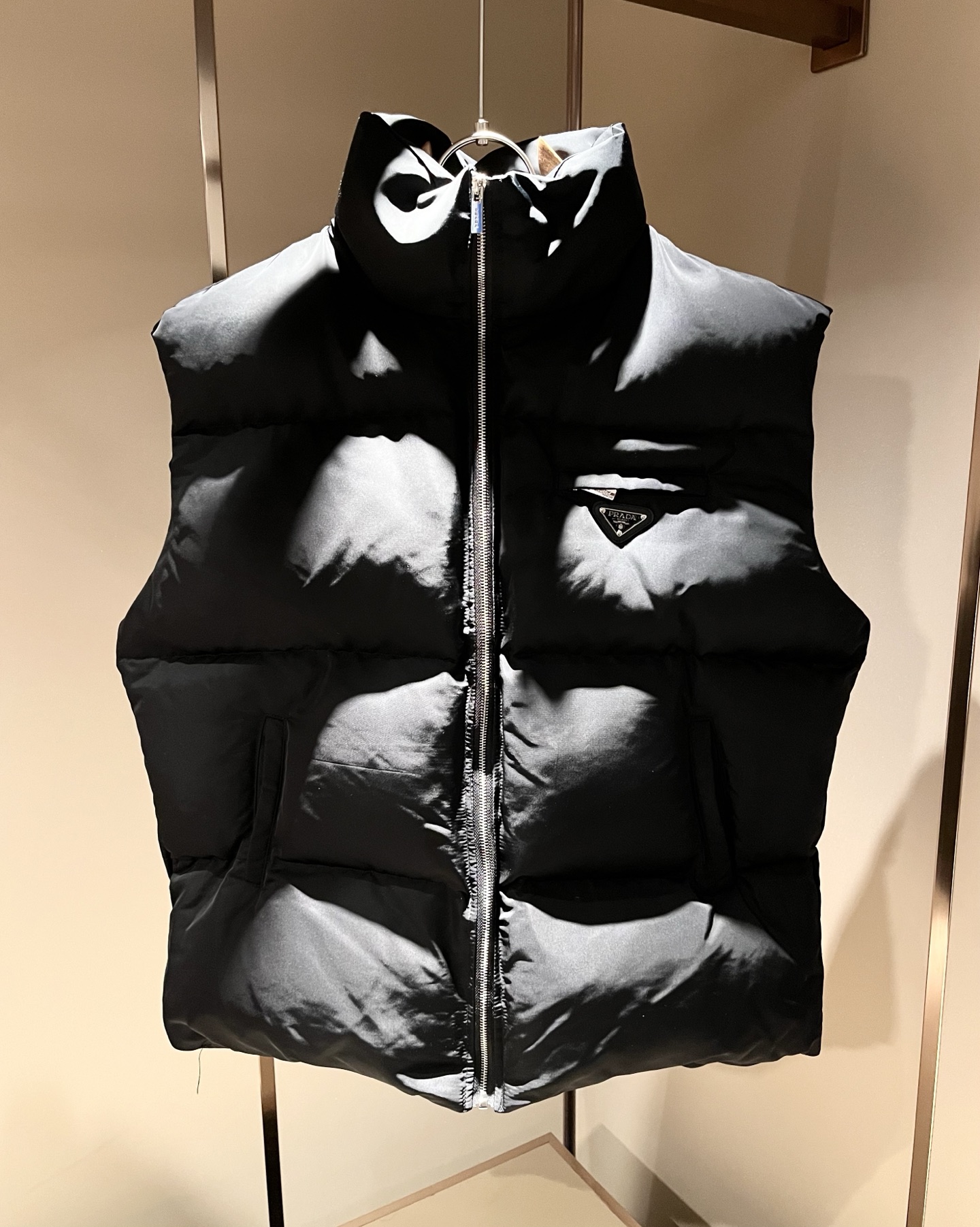 NO:598423,PRAD*A autumn and winter casual cotton vest jackets, the latest fashionable casual zipper jackets, fashionable jackets! Trading company channels are rare, and they are sold simultaneously on the official website. The most anticipated high-quality goods by gods and goddesses are coming, allowing you to feel what real luxury has connotation! This jacket is made of P's professionally customized lightweight technical fabrics. The surface is clean, smooth and shiny, and the texture is clearly visible through the screen. The upper body is comfortable and light for the most enjoyable wearing experience!  Exquisite accessories and logo hardware accessories on the chest!  It perfectly enhances the overall sense of luxury and class, and you can get the high-end luxury atmosphere at a glance! The jacket is cut in a basic and conventional style, and the upper body is versatile, simple and unobtrusive. It can easily cope with various occasions and environments. It is undoubtedly a must-have product for daily commuting! Sizes M～2XL,, prada, jackets & coats, jackets & coats, alexander wang19860909PRAD*A普*达秋冬休闲棉服马甲夹克外套,最新时尚休闲拉链夹克,时尚夹克外套!贸易公司渠道稀出,同步官网发售,男神女神最为期待的精品狠货重磅来袭,让你感受到什么叫真正的高奢有内涵!此款夹克外套选用了P家专业定制的轻薄科技面料制成,表面整洁光滑且富有光泽,质感透过屏幕都显而易 见,上身舒适轻盈最为享受的穿着体验！胸前精致辅料Logo五金配饰！完美提升了整体的奢华档次感,一眼就能Get到的高端奢华气息!基础常规的夹克版型裁剪,上身百搭简约不挑人,轻松应对各种场合与环境,属于日常通勤必备的臻品无疑!尺码M～2XL,,prada,jackets & coats,jackets & coats,alexander wang,Men's clothing