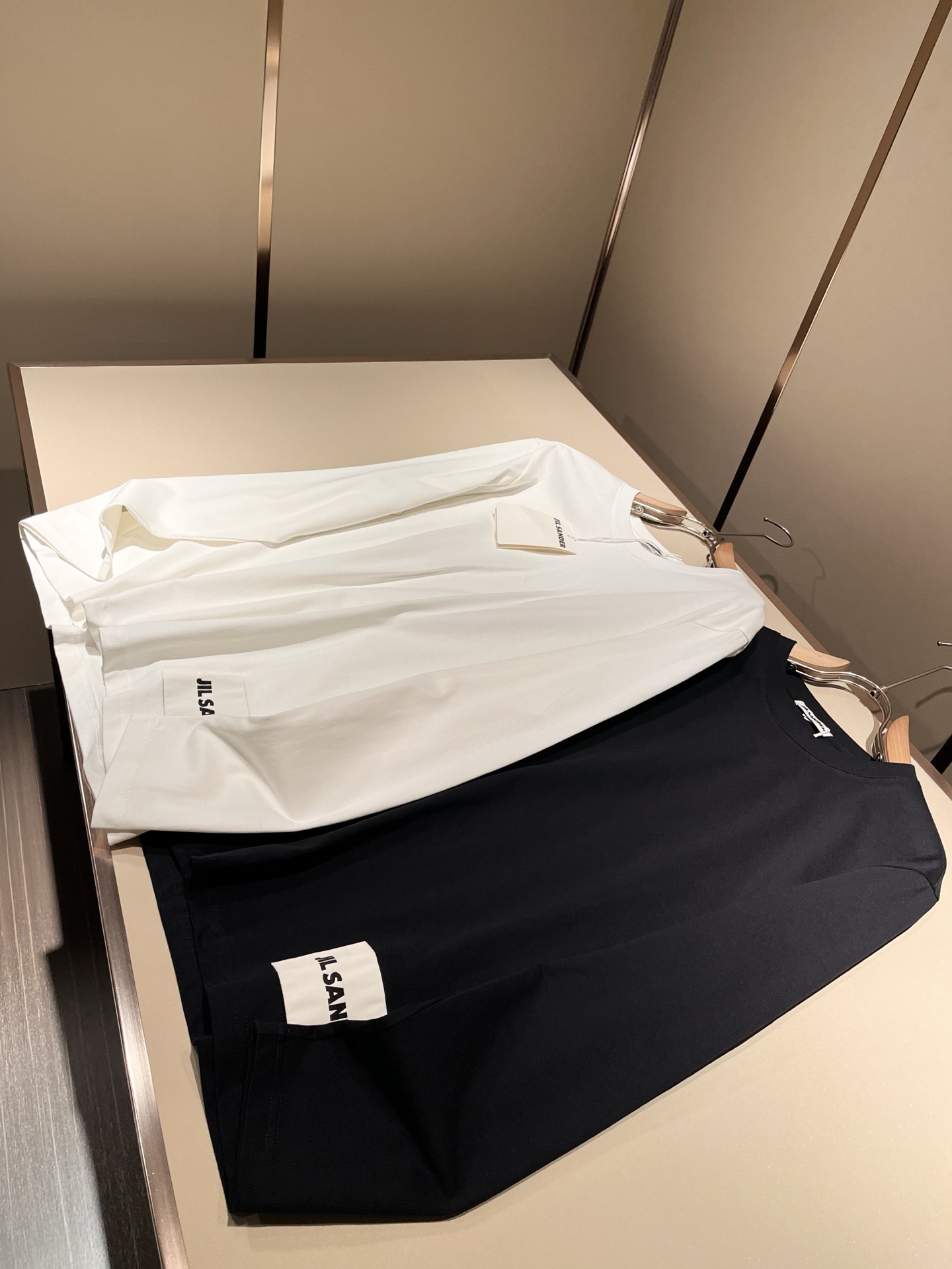 JIL SANDER 2025秋季新款男女同款👫长袖打底衫，户外品牌可能大家第一想到的就是加拿大鹅、始祖