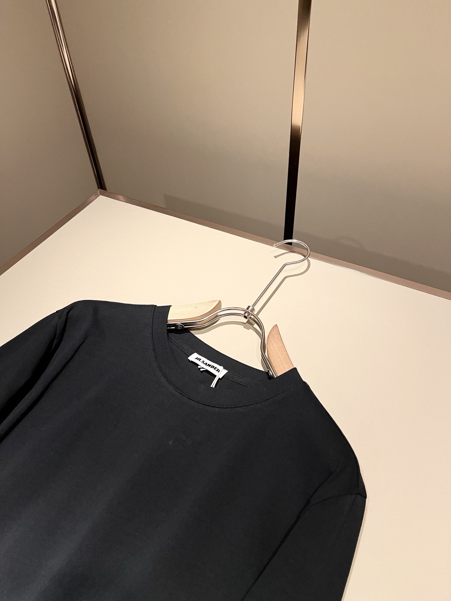 JIL SANDER 2025秋季新款男女同款👫长袖打底衫，户外品牌可能大家第一想到的就是加拿大鹅、始祖