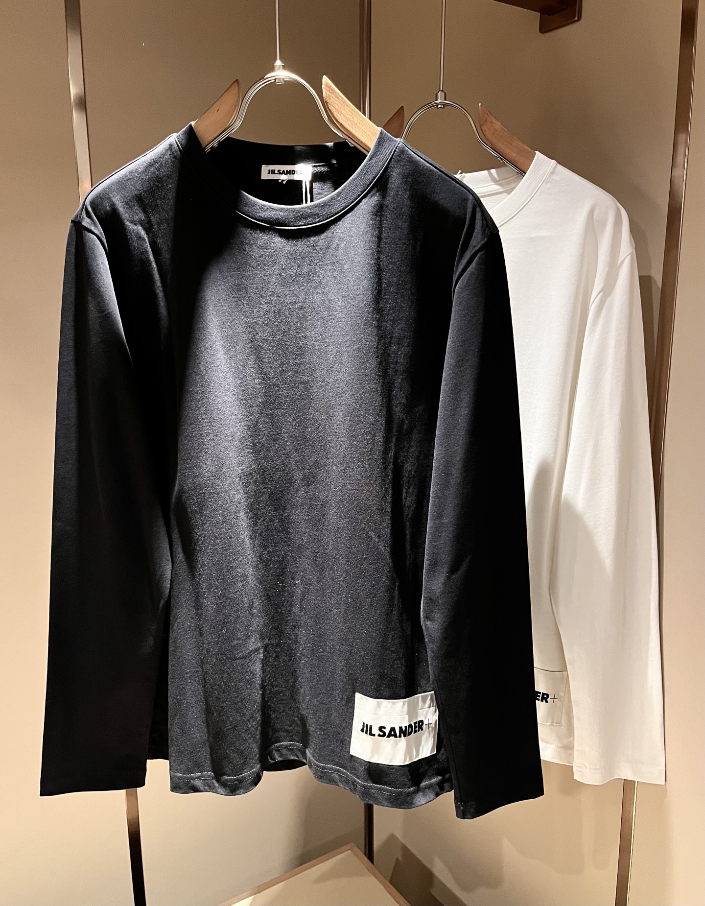 JIL SANDER 2025秋季新款男女同款👫长袖打底衫，户外品牌可能大家第一想到的就是加拿大鹅、始祖