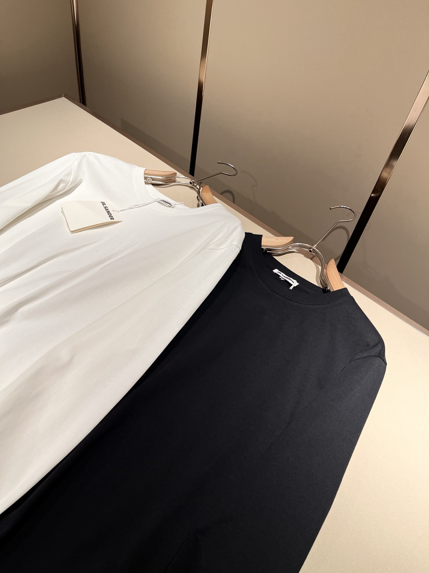 JIL SANDER 2025秋季新款男女同款👫长袖打底衫，户外品牌可能大家第一想到的就是加拿大鹅、始祖