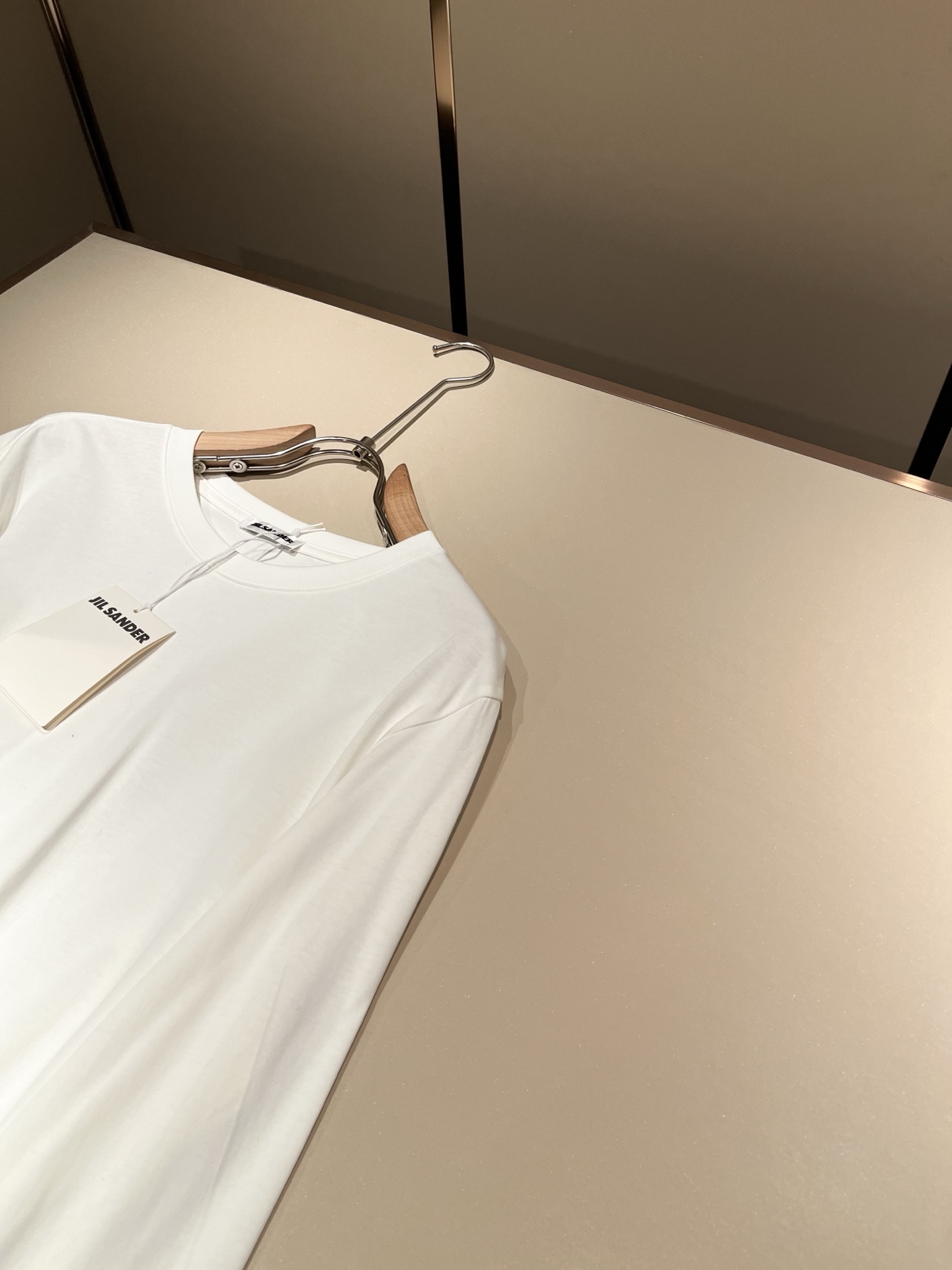 JIL SANDER 2025秋季新款男女同款👫长袖打底衫，户外品牌可能大家第一想到的就是加拿大鹅、始祖