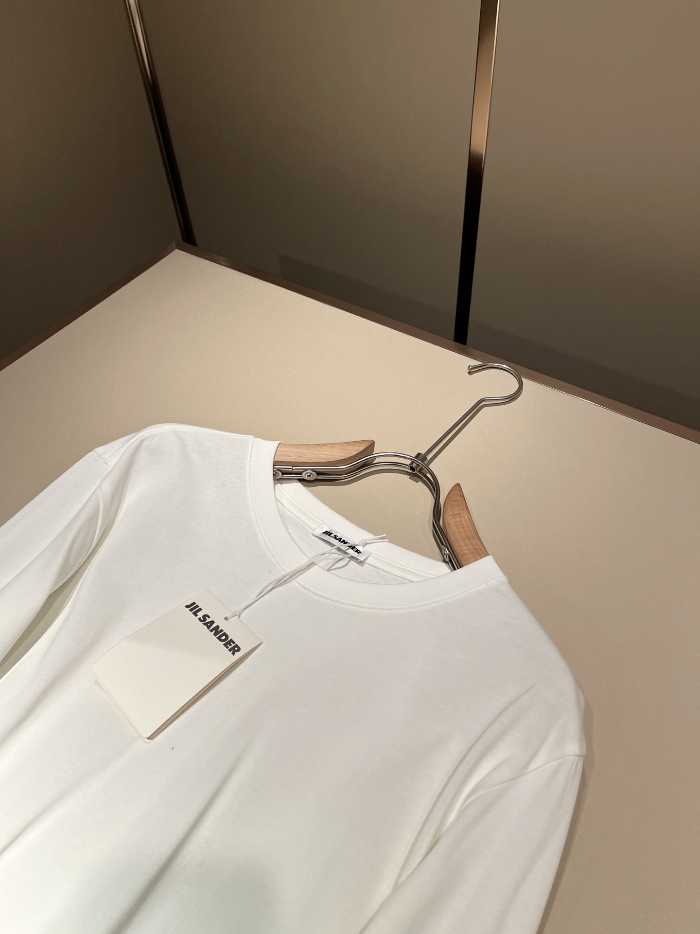 JIL SANDER 2025秋季新款男女同款👫长袖打底衫，户外品牌可能大家第一想到的就是加拿大鹅、始祖