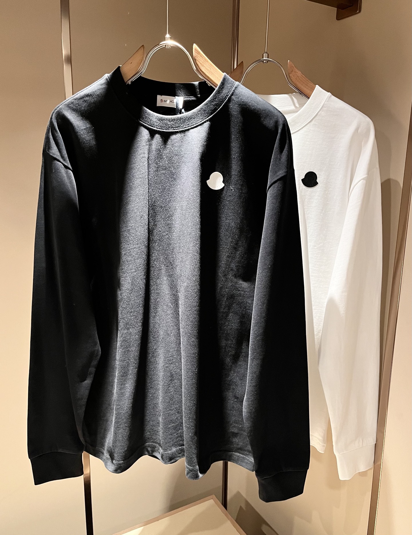 NO:599424,Moncler 2025 new autumn and winter trade order long-sleeved bottoming shirt with mouth covering, full condition!  !  Internet celebrity model!  Logo pattern laminated design on the chest!  The upper body is comfortable and breathable, not stiff, and the overall body has a rich three-dimensional feel. It is a quality export order and is customized with exclusive baby velvet fabric tailoring to meet the simple needs of commuters. The upper body effect is very good, slimming, and not picky about the figure. The fabric workmanship... is impeccable. Only good craftsmanship and good fabrics can produce a good taste. It is a must-have item for everyone!  Size S-3XL,,Moncler,alexander wang19860909Moncler蒙口2025秋冬新款贸易订单长袖打底衫,全品相！！网红款！胸前logo图案压胶设计！上身舒适透气,不僵硬,整体有着丰富的立体感,品质出口订单,定制专属婴儿绒面料剪裁,满足通勤人们对于着装的简约需求,上身效果很好,显瘦,不挑剔身材.面料做工....无可挑剔,好工艺好面料才能穿出好品味一款,人手必备单品！尺码S-3XL,,Moncler,alexander wang,Men's clothing