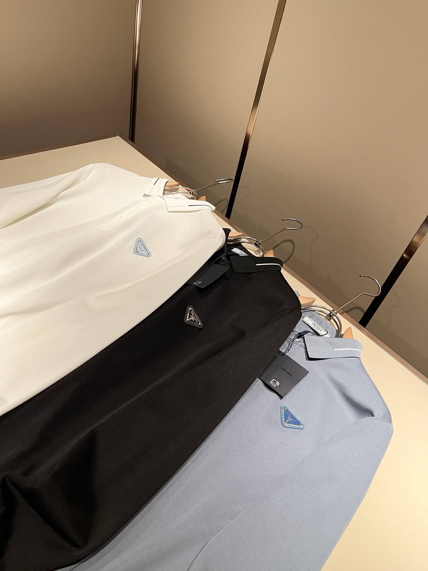 Prad*普*达 2025秋冬季新款经典元素Polo衫，经典大方的款式，可以穿十年都还是流行的那种，你一