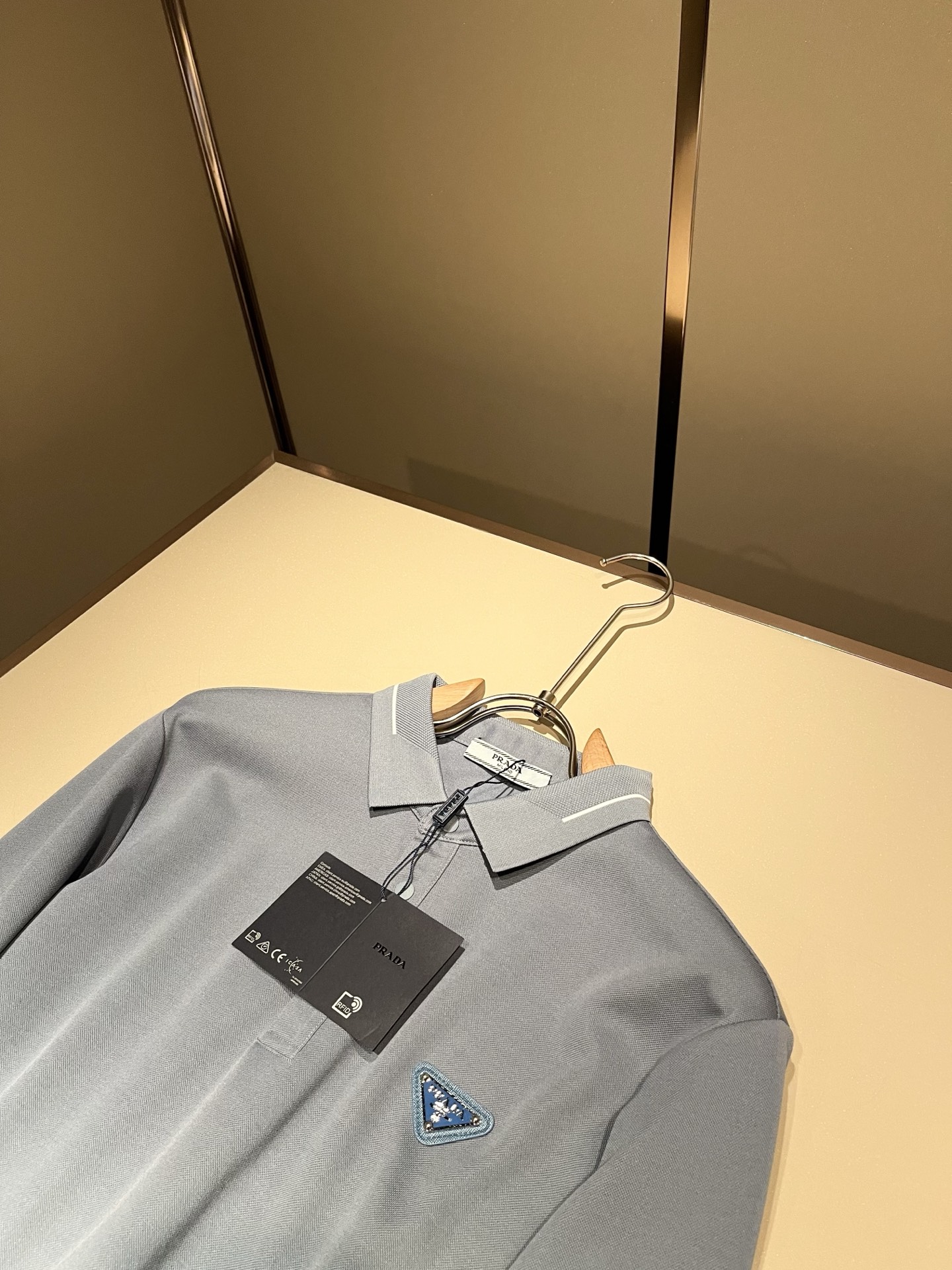Prad*普*达 2025秋冬季新款经典元素Polo衫，经典大方的款式，可以穿十年都还是流行的那种，你一
