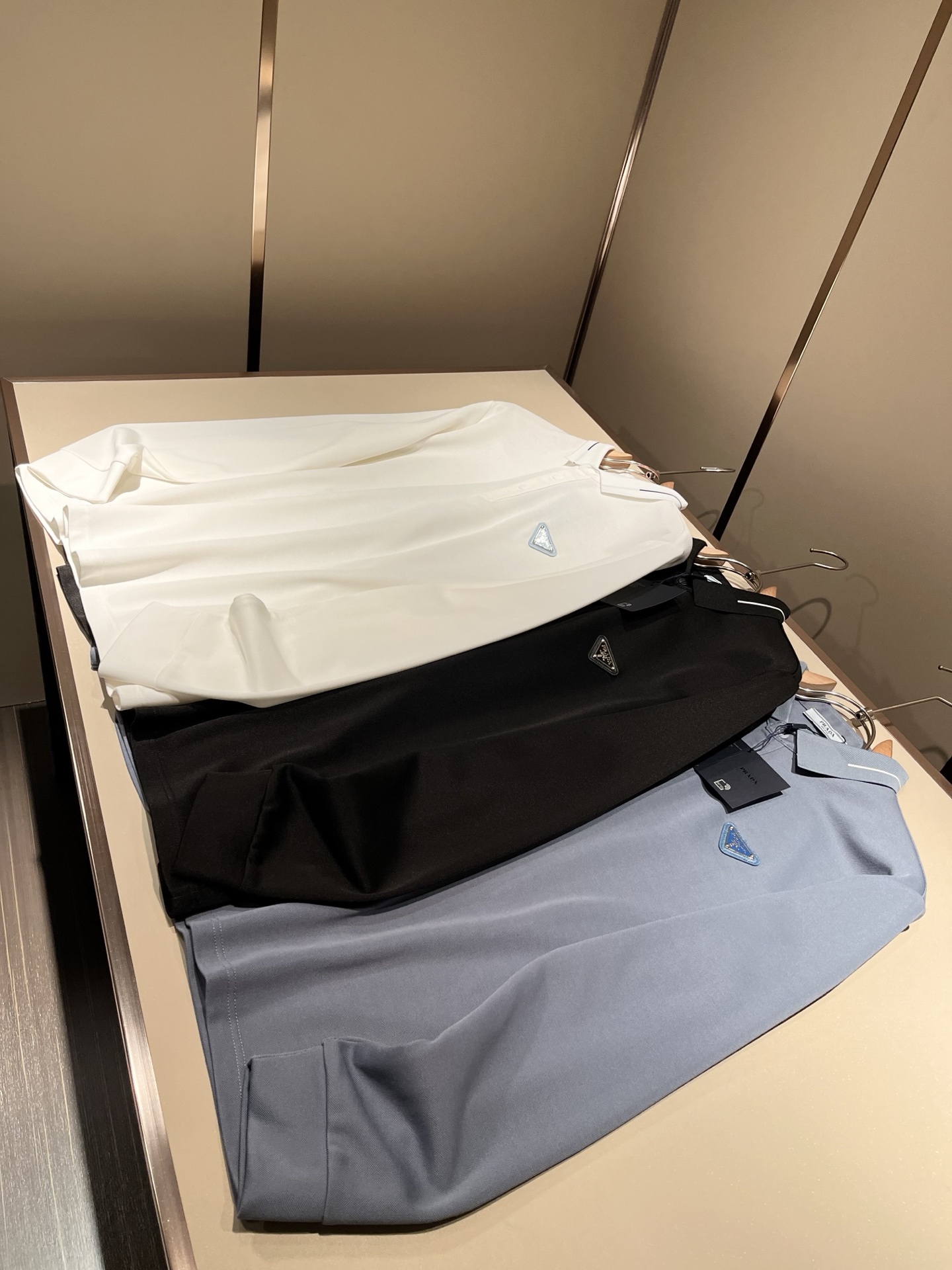 Prad*普*达 2025秋冬季新款经典元素Polo衫，经典大方的款式，可以穿十年都还是流行的那种，你一