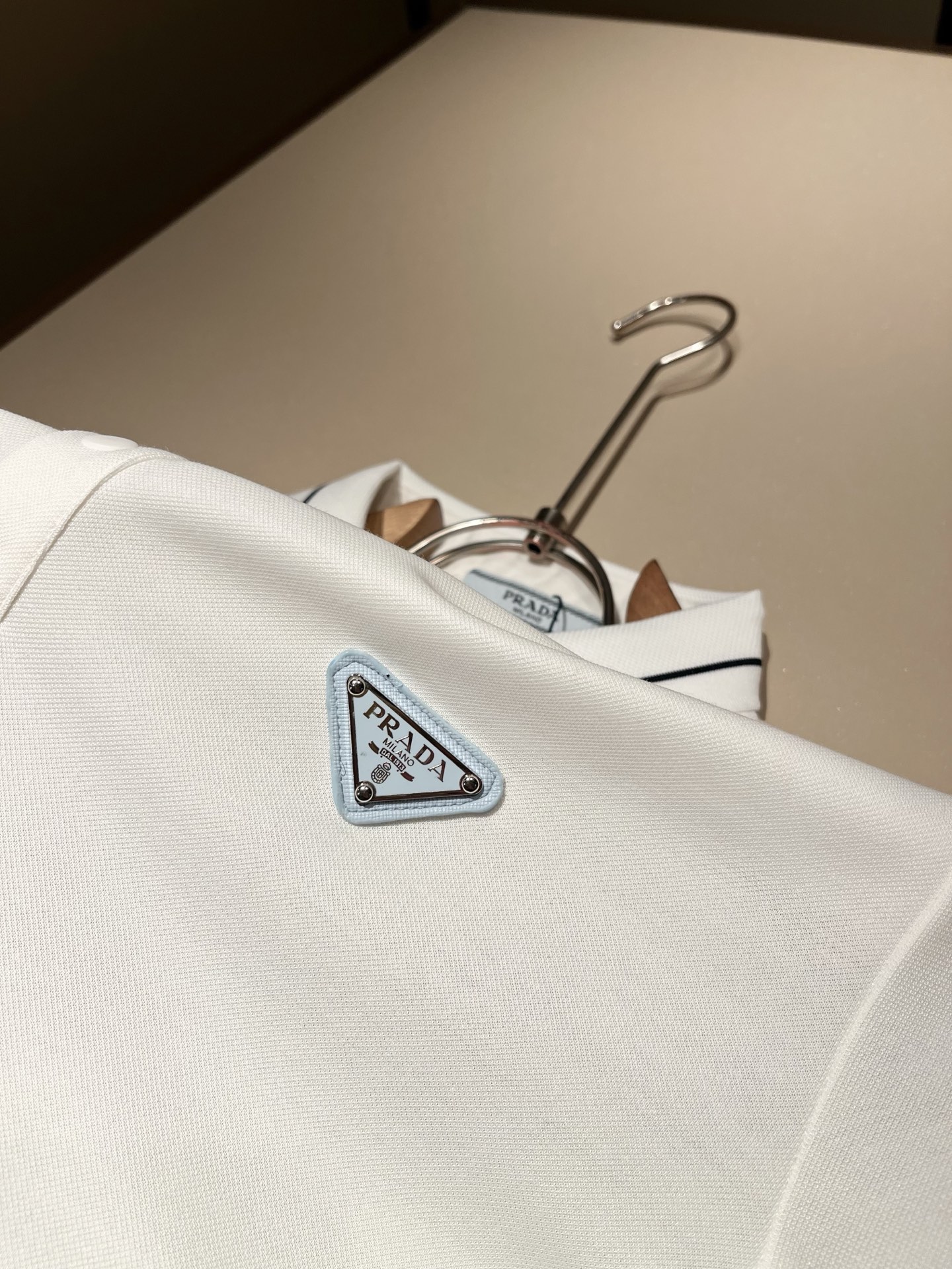 Prad*普*达 2025秋冬季新款经典元素Polo衫，经典大方的款式，可以穿十年都还是流行的那种，你一