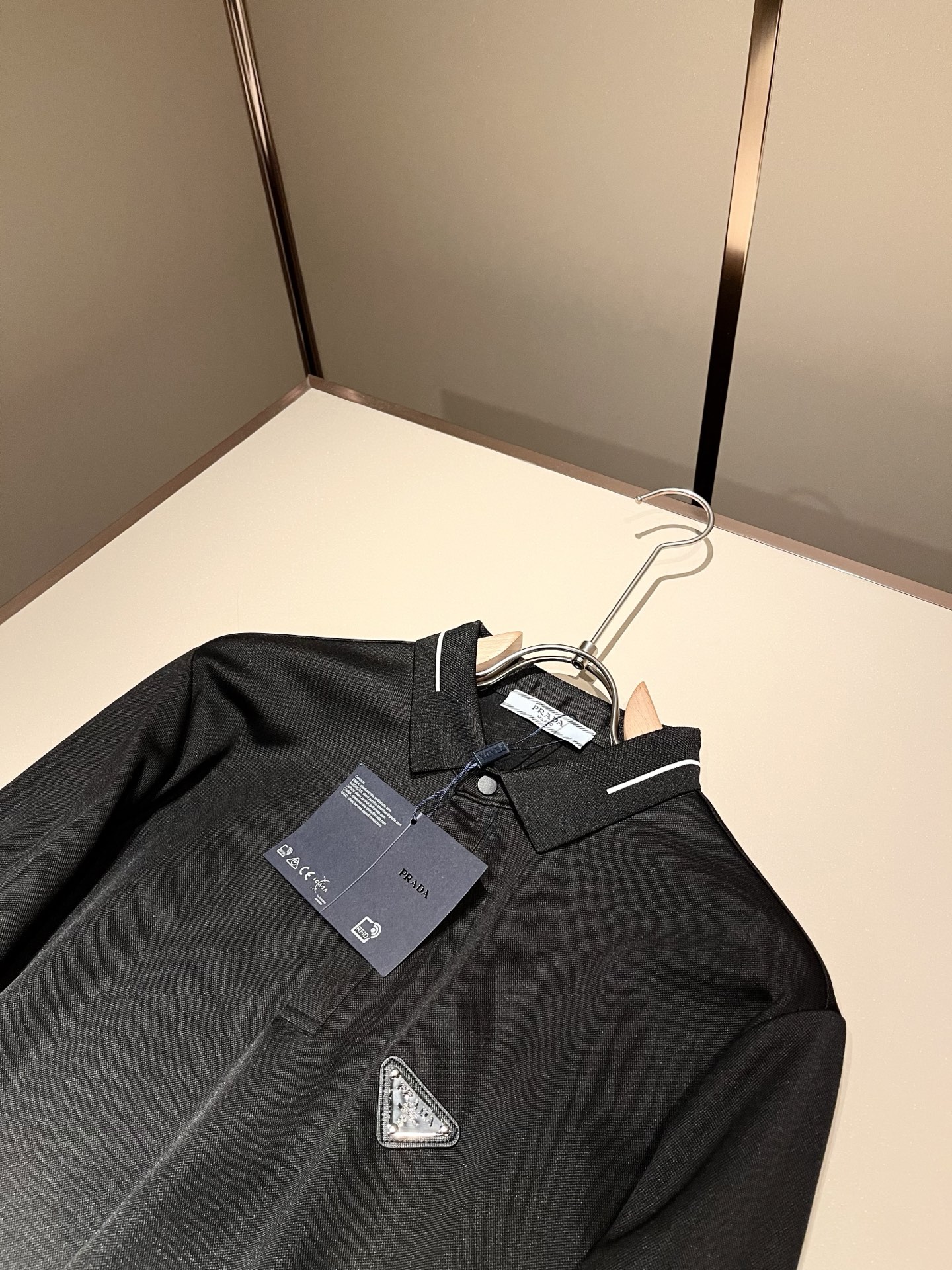 Prad*普*达 2025秋冬季新款经典元素Polo衫，经典大方的款式，可以穿十年都还是流行的那种，你一