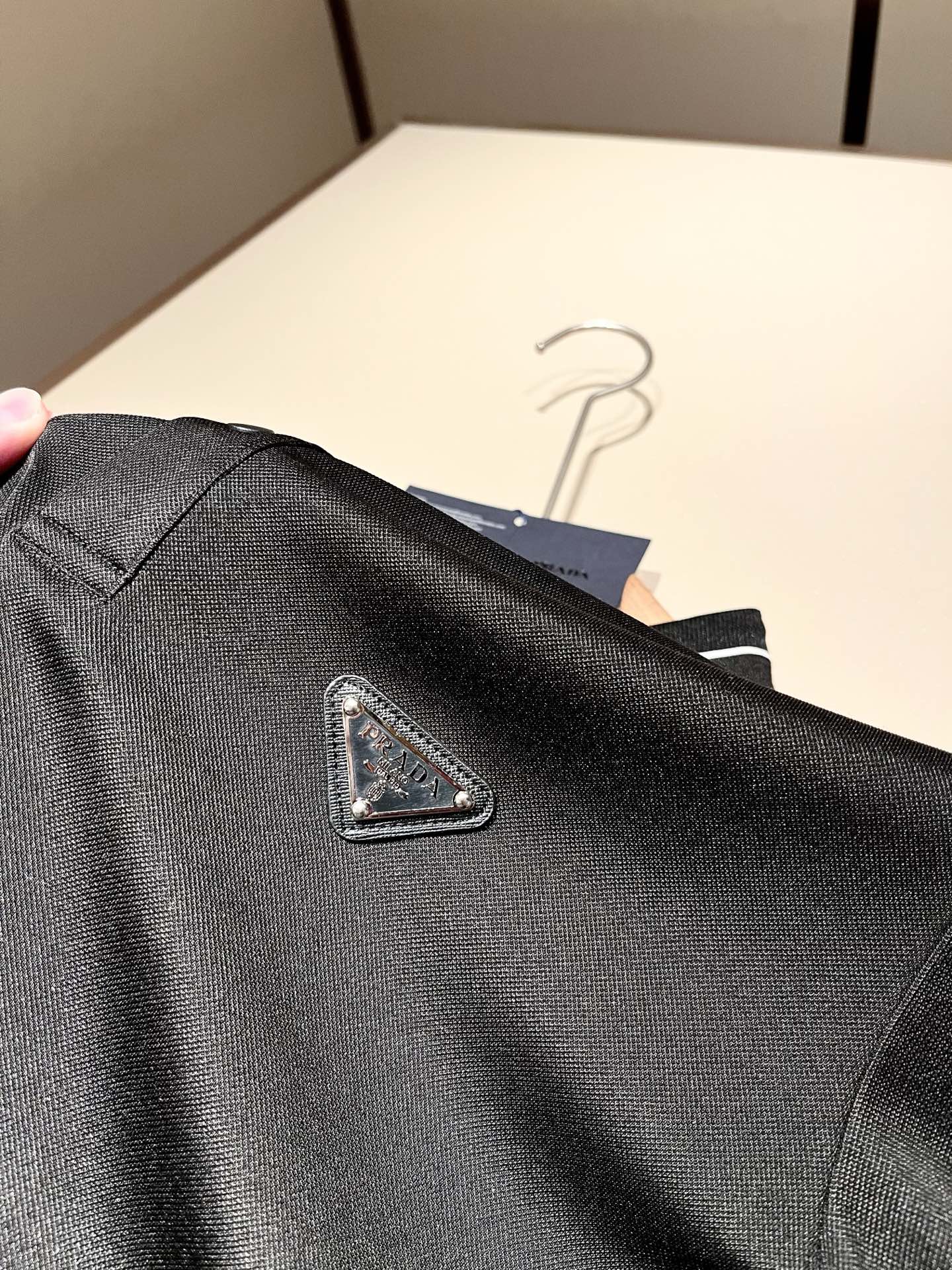 Prad*普*达 2025秋冬季新款经典元素Polo衫，经典大方的款式，可以穿十年都还是流行的那种，你一