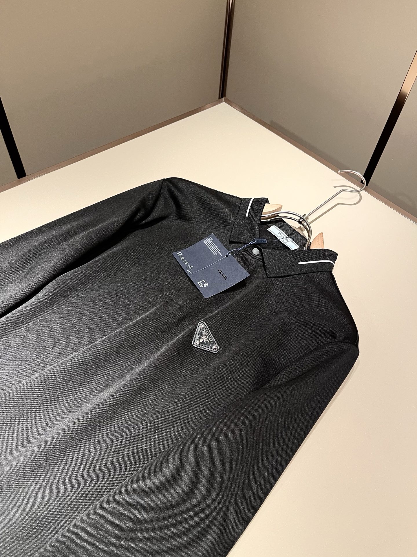 Prad*普*达 2025秋冬季新款经典元素Polo衫，经典大方的款式，可以穿十年都还是流行的那种，你一