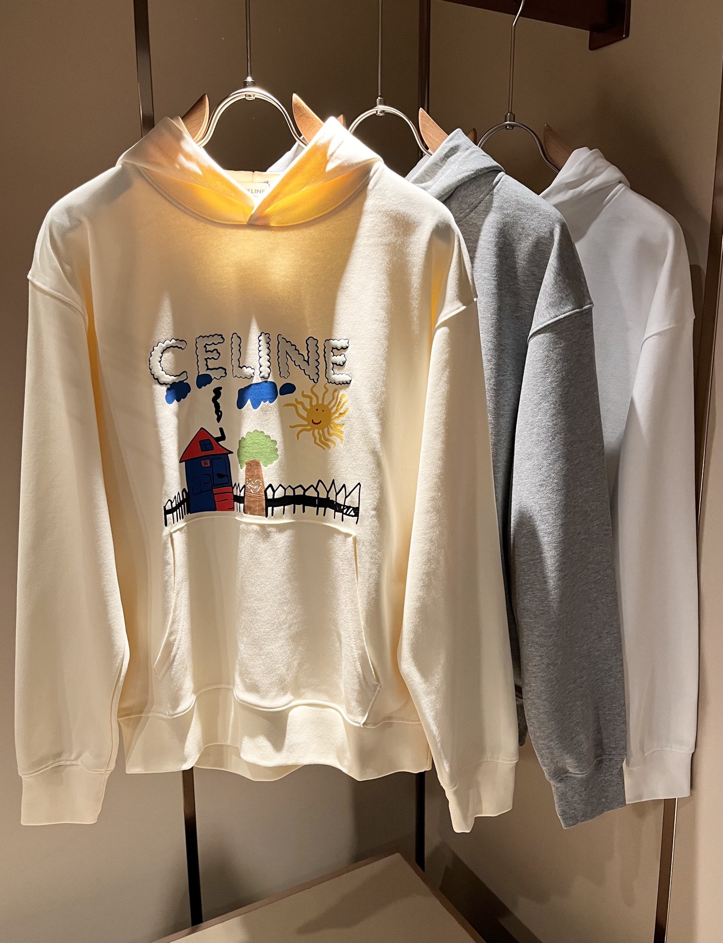 NO:598422,CELIN*Selin's new autumn and winter fashionable casual hooded sweatshirts are rarely available through trading company channels and are on sale simultaneously on the official website!  Recommended fashion styles for the fall of 2025. CE, which is becoming more and more young and new, not only retains the classics, but also continuously incorporates youthful elements. It is really exciting!  This latest short T-shirt for early autumn is designed with classic Logo laminated technology on the chest!  The contrasting neckline design, which is simple yet high-end, is enough to highlight a new theme. The style setting is both retro and fashionable, and can be worn with various temperaments!  The clear and three-dimensional details of the logo embroidered on the chest highlight the perfect appearance and texture!  Pure cotton fabrics are provided by customers, please hurry up and take them away!  Size M-3XL,,celine,hoodie,sweatshirts,hats,alexander wang19860909CELIN*瑟琳 秋冬新款时尚休闲连帽卫衣,贸易公司渠道稀出,同步官网发售！25年秋季时尚新款推荐,越来越向年轻新势力迸发的CE,除了保留经典的同时,不断融入年轻化元素,确实令人期待！这款早秋最新发售的短Tee,胸前经典Logo压胶工艺设计！搭色简约而又不失高级感的撞色领口设计,足以凸显出全新的主题,复古与时髦兼顾的风格设定,可以应对各种气质范儿穿搭！胸前刺绣logo清晰立体的细节,凸显完美的品相与质感！客供纯棉面料,各位抓紧时间带走吧！尺码M-3XL,,celine,hoodie,sweatshirts,hats,alexander wang,Men's clothing