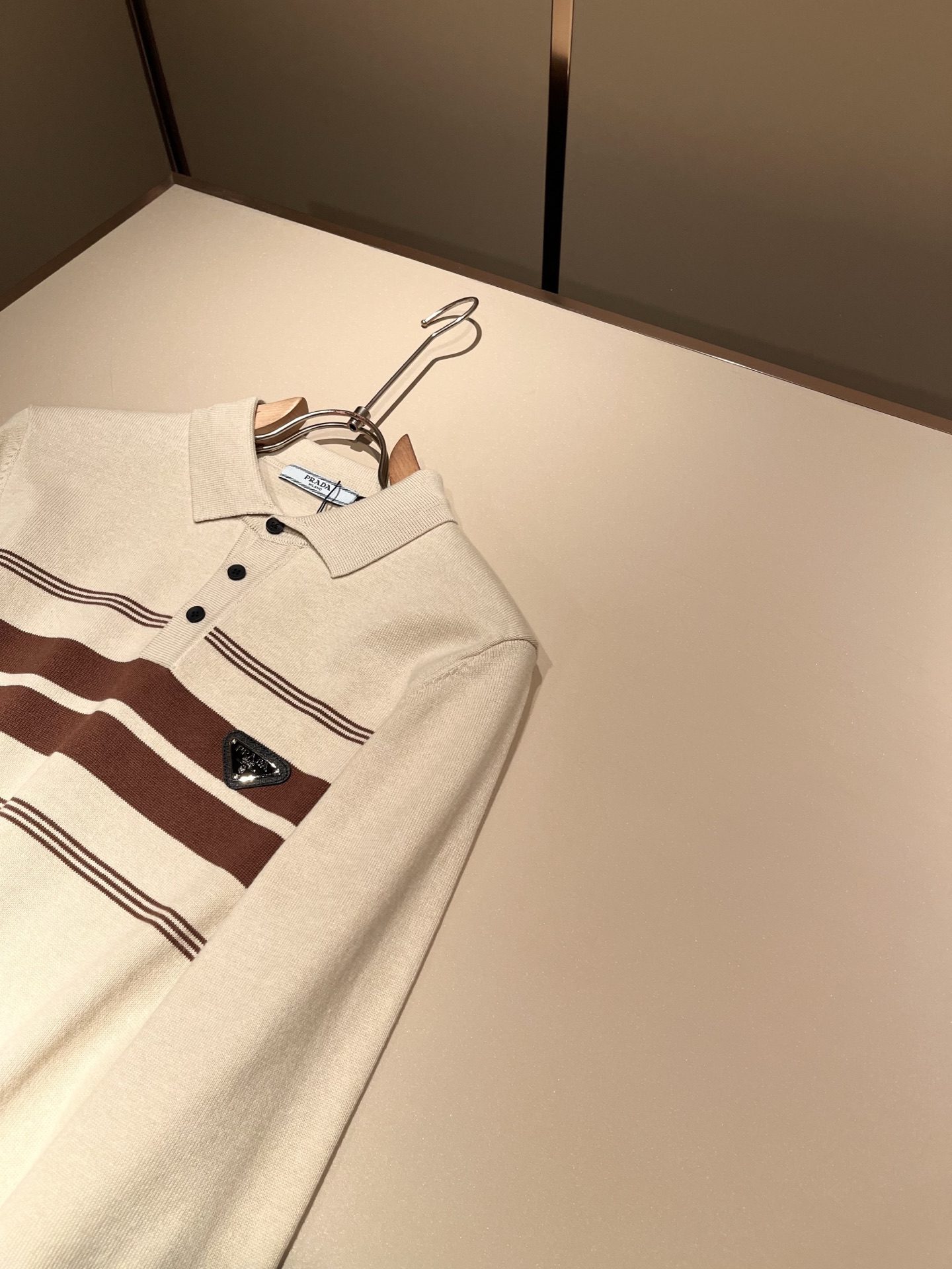 PRAD*A普*达2025秋冬新款男士针织羊毛衫，最新款全网独家首上！！~既经典有时尚百搭，谁不爱啊，将