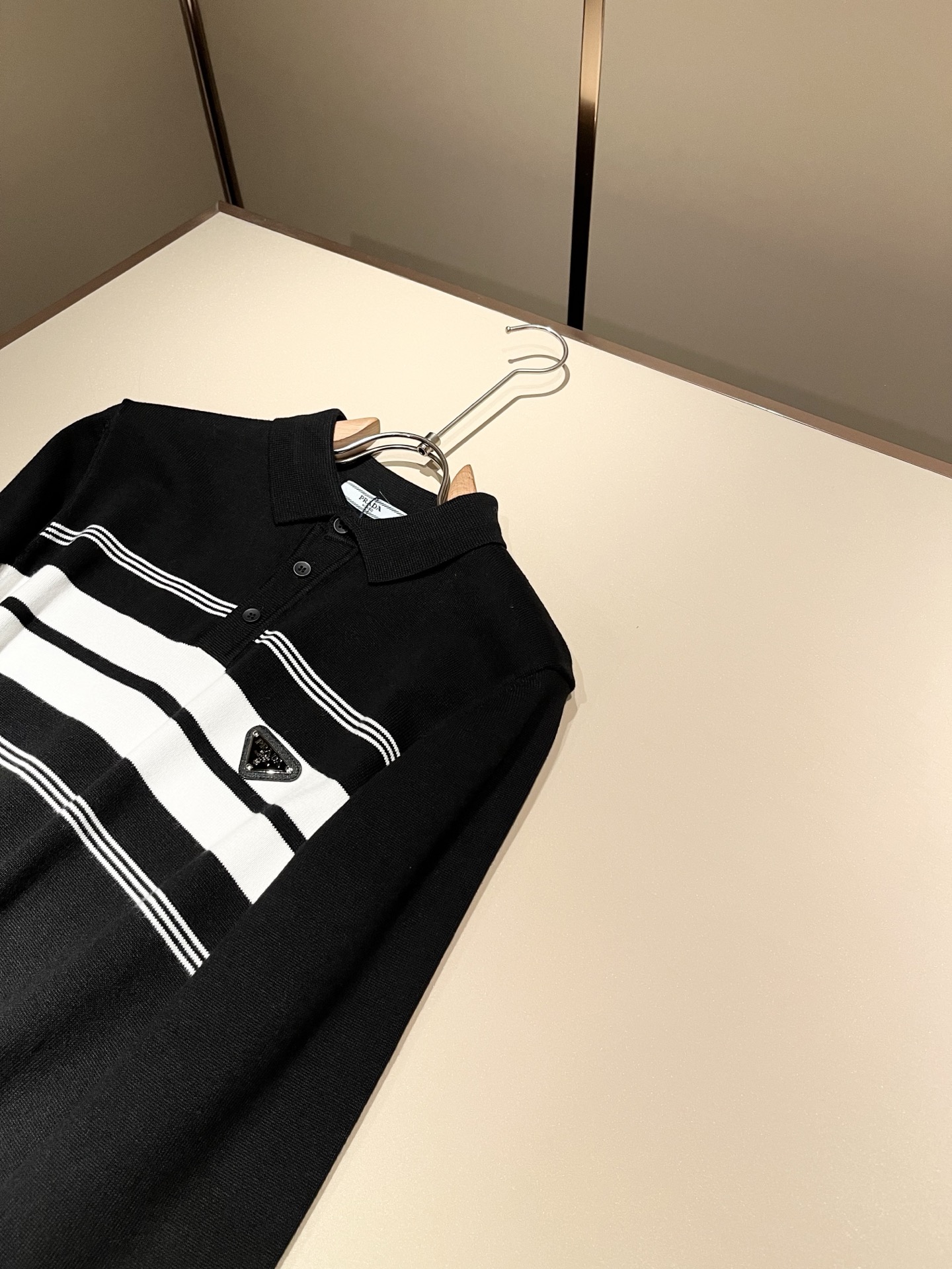 PRAD*A普*达2025秋冬新款男士针织羊毛衫，最新款全网独家首上！！~既经典有时尚百搭，谁不爱啊，将