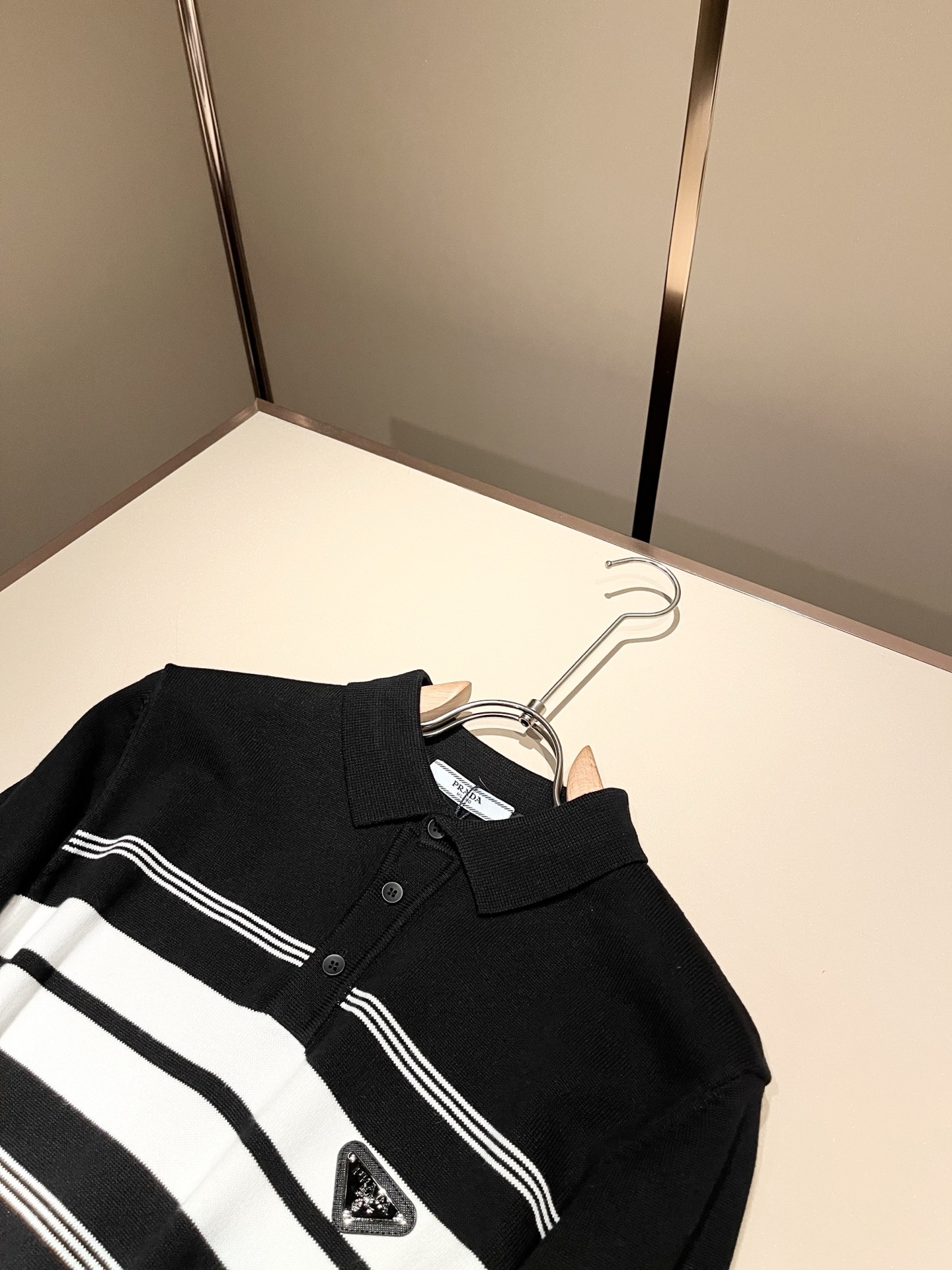 PRAD*A普*达2025秋冬新款男士针织羊毛衫，最新款全网独家首上！！~既经典有时尚百搭，谁不爱啊，将