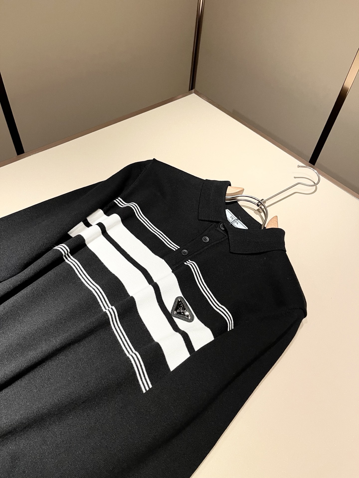 PRAD*A普*达2025秋冬新款男士针织羊毛衫，最新款全网独家首上！！~既经典有时尚百搭，谁不爱啊，将