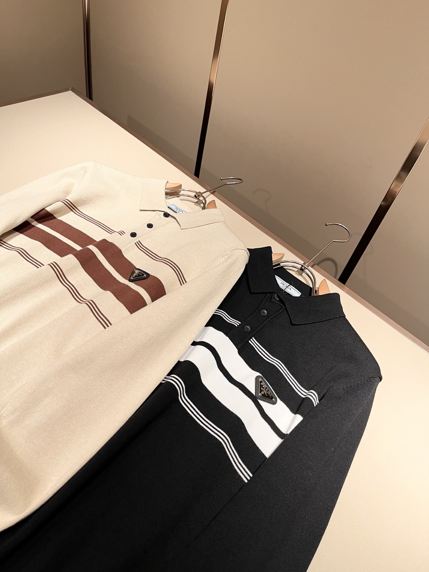 PRAD*A普*达2025秋冬新款男士针织羊毛衫，最新款全网独家首上！！~既经典有时尚百搭，谁不爱啊，将