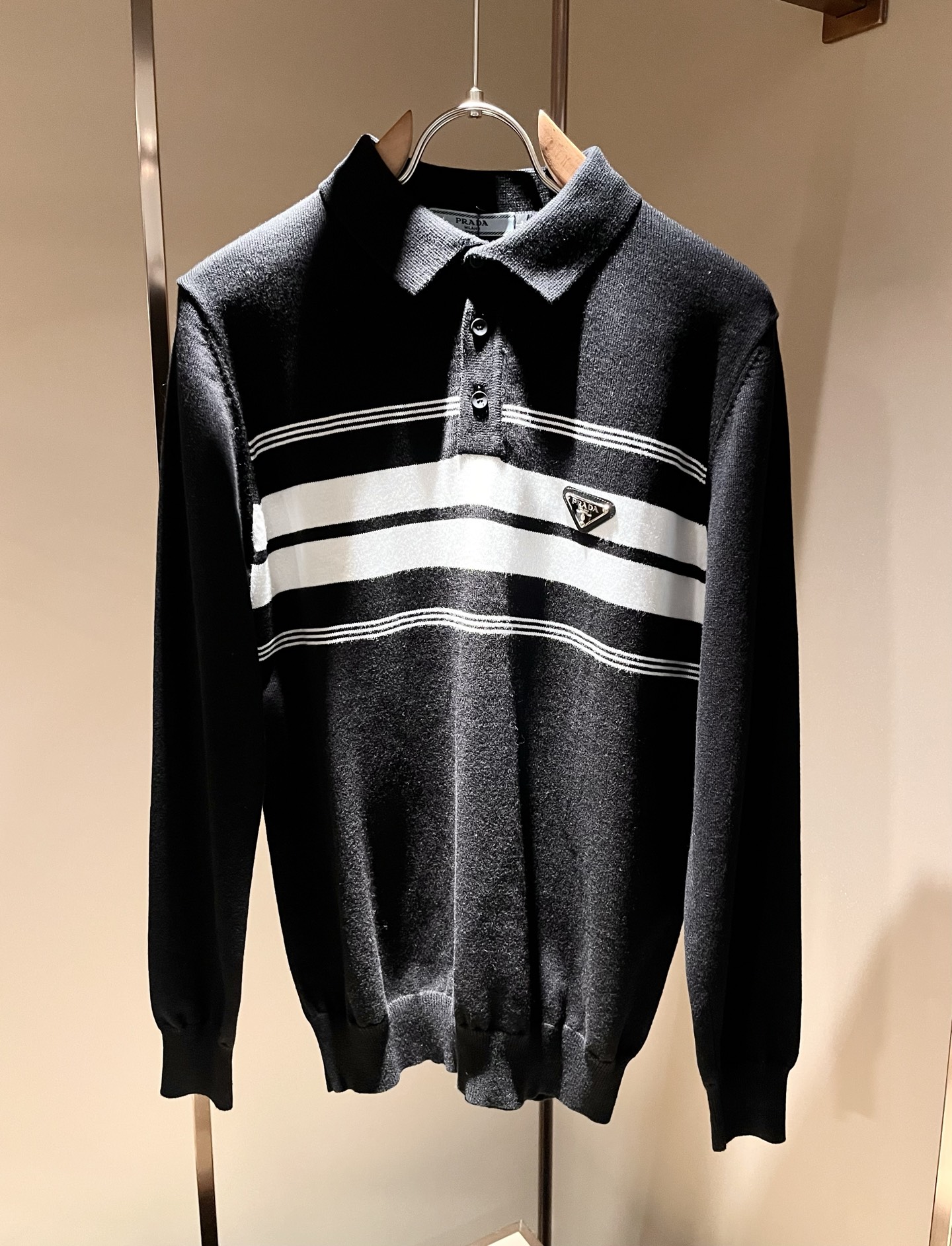 PRAD*A普*达2025秋冬新款男士针织羊毛衫，最新款全网独家首上！！~既经典有时尚百搭，谁不爱啊，将