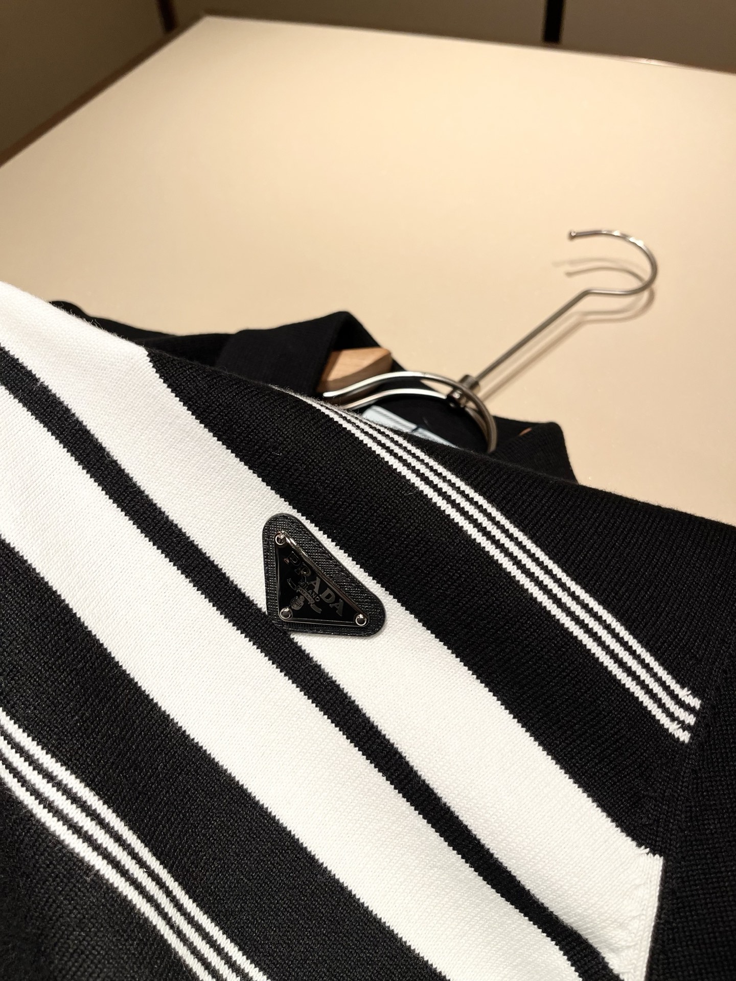 PRAD*A普*达2025秋冬新款男士针织羊毛衫，最新款全网独家首上！！~既经典有时尚百搭，谁不爱啊，将