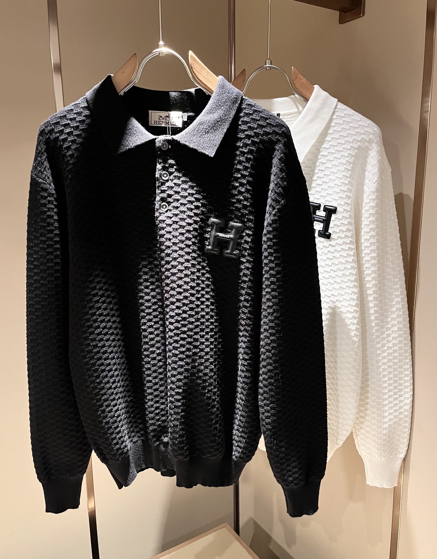 NO:598425,Her*mes' new autumn and winter men's knitted woolen sweater, a newly upgraded and versatile basic style, low-key luxury, a choice of quality!  It is made of high-quality wool and has strong vertical performance. It has a strong artistic sense and H logo leather craft design. The craftsmanship is meticulous and highly recognizable, showing a new brand micro-label culture!  Classic and perfect design, precise cutting. Simple and elegant style, but also able to show fashionable charm in daily leisure life. Size M-4XL,, alexander wang19860909Her*mes爱*仕秋冬新款男士针织羊毛衫,全新升级百搭基础款,低调奢华,品格之选！甄选优质精选优质羊毛打造而成,有着超强的垂直性能 艺术感极强H标志logo皮革工艺设计,工艺细致,辨识度极高,展现全新品牌微标文化！经典完美版型设计,在裁剪上精准到位.简约大气风格,又能在日常休闲生活中展现时尚魅力.尺码M-4XL,,alexander wang,Men's clothing