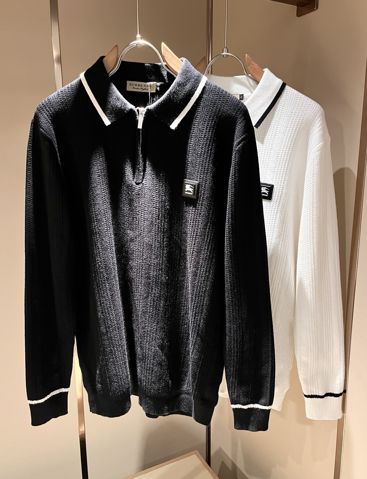 NO:599427,Bur*erry 2025 autumn and winter new knitted woolen sweater with logo and pattern badge design on the chest!  Brand classic design elements!  It’s neither monotonous nor complicated, just the right amount to show off your taste!  Customized wool fabrics for customers!  Comfortable and breathable are not a problem at all, and the unique luxury feel of the fabric presents a simple and elegant temperament!  Every detail is in sync with high-end fashion. Sizes: M-4XL, burberry, alexander wang19860909Bur*erry 巴*莉 2025秋冬新款针织羊毛衫,胸前设计标志logo图案徽章设计！品牌经典设计元素！既不单调也不复杂,恰到好处的展现品味！客供定制羊毛面料！舒适透气根本不在话下,面料独具的高奢感呈现简约优雅气质！每一处细节都是与高端时尚同步的体现.尺码:M-4XL,,burberry,alexander wang,Men's clothing