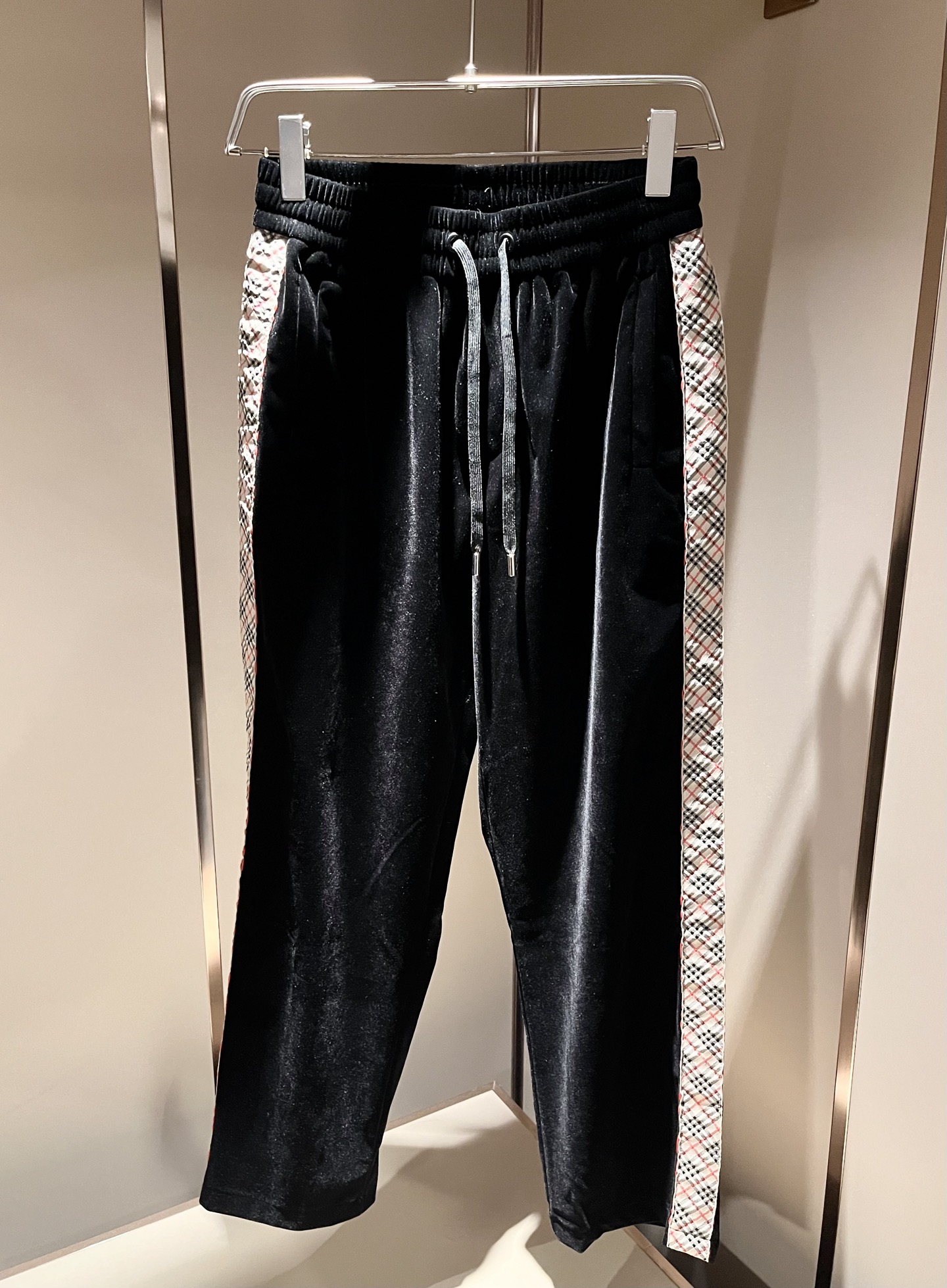 Bur*erry 巴*莉 2025秋冬新款男士休闲套装，品牌最新设计元素！既不单调也不复杂，好处的展现品