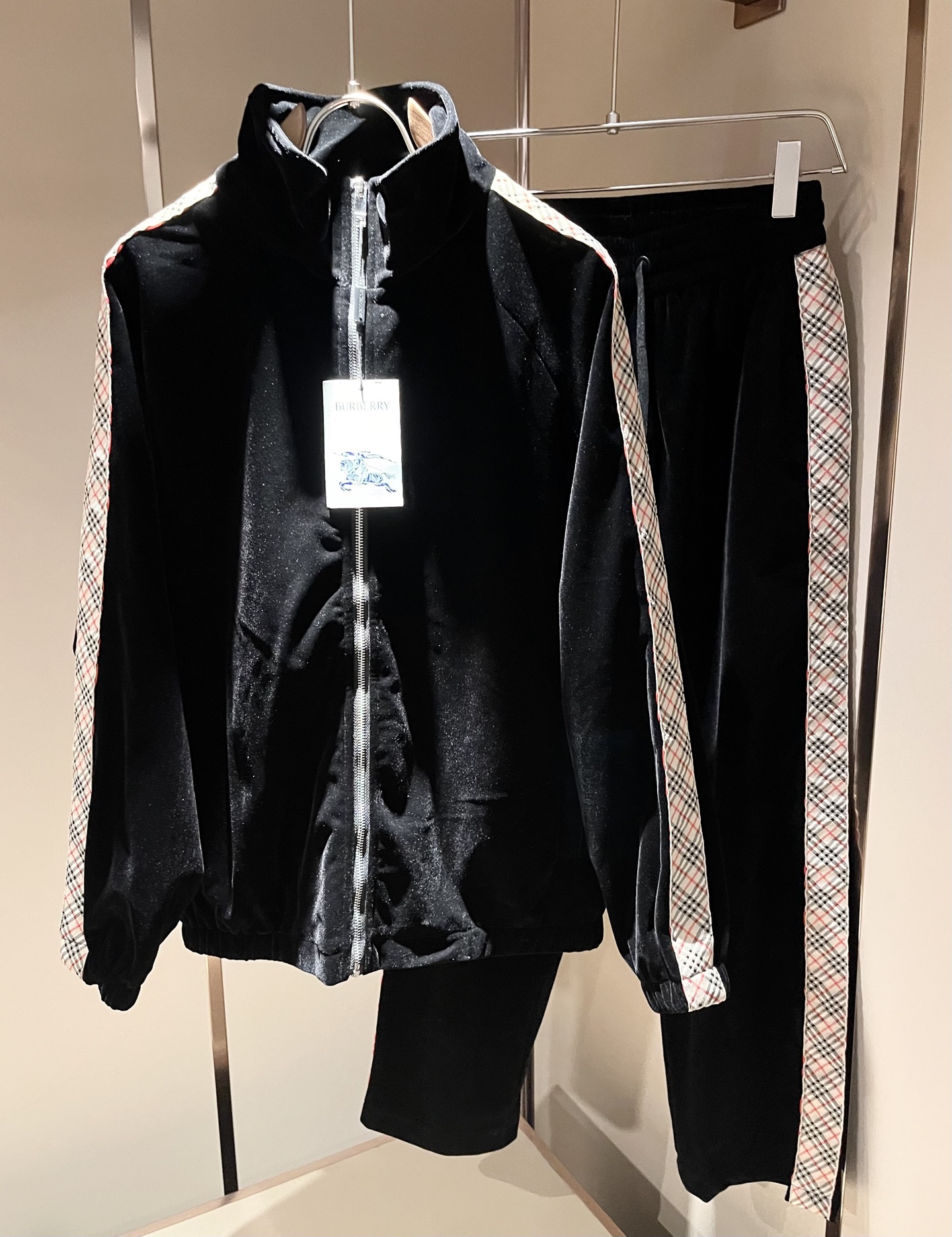 Bur*erry 巴*莉 2025秋冬新款男士休闲套装，品牌最新设计元素！既不单调也不复杂，好处的展现品