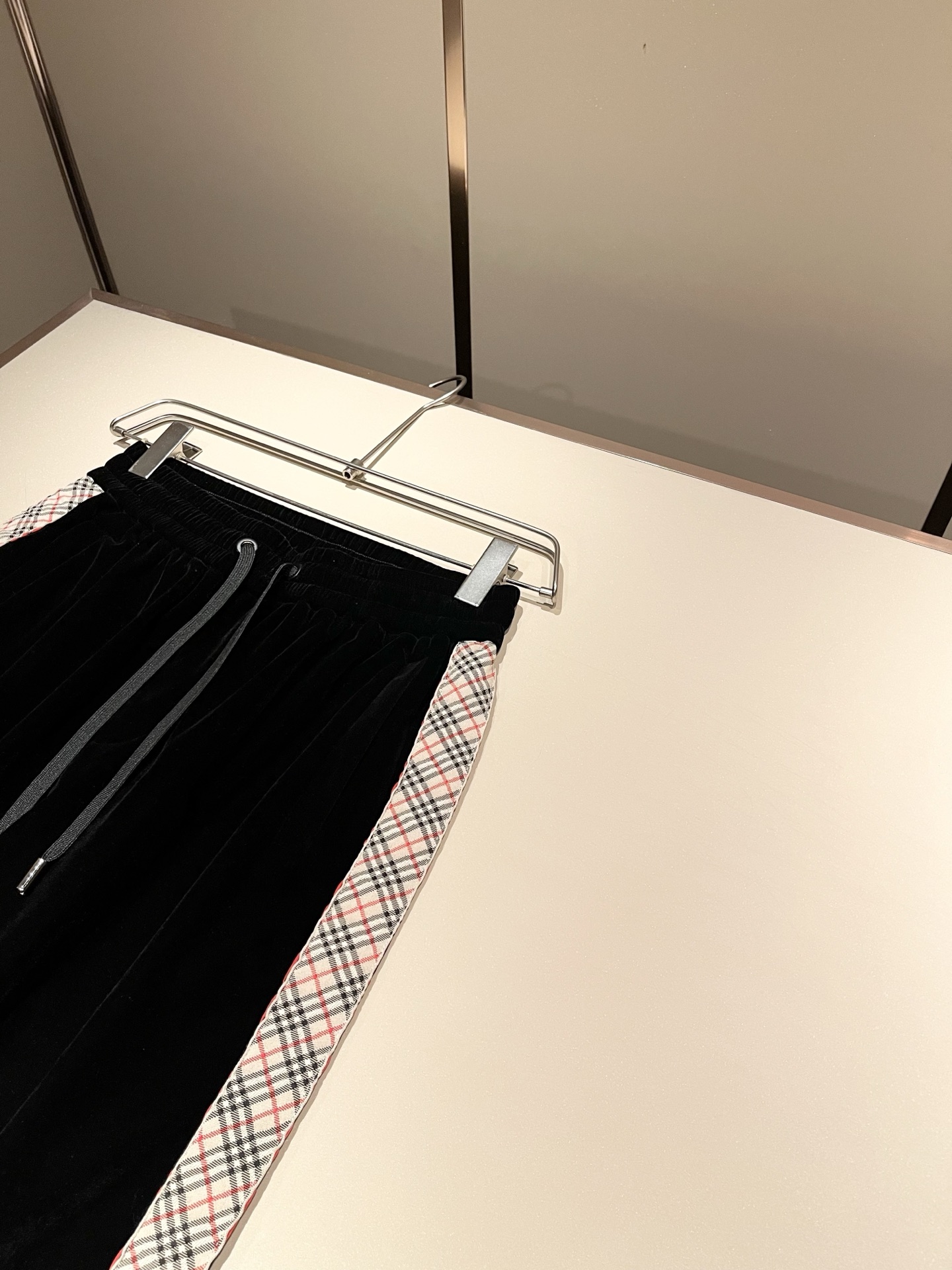 Bur*erry 巴*莉 2025秋冬新款男士休闲套装，品牌最新设计元素！既不单调也不复杂，好处的展现品