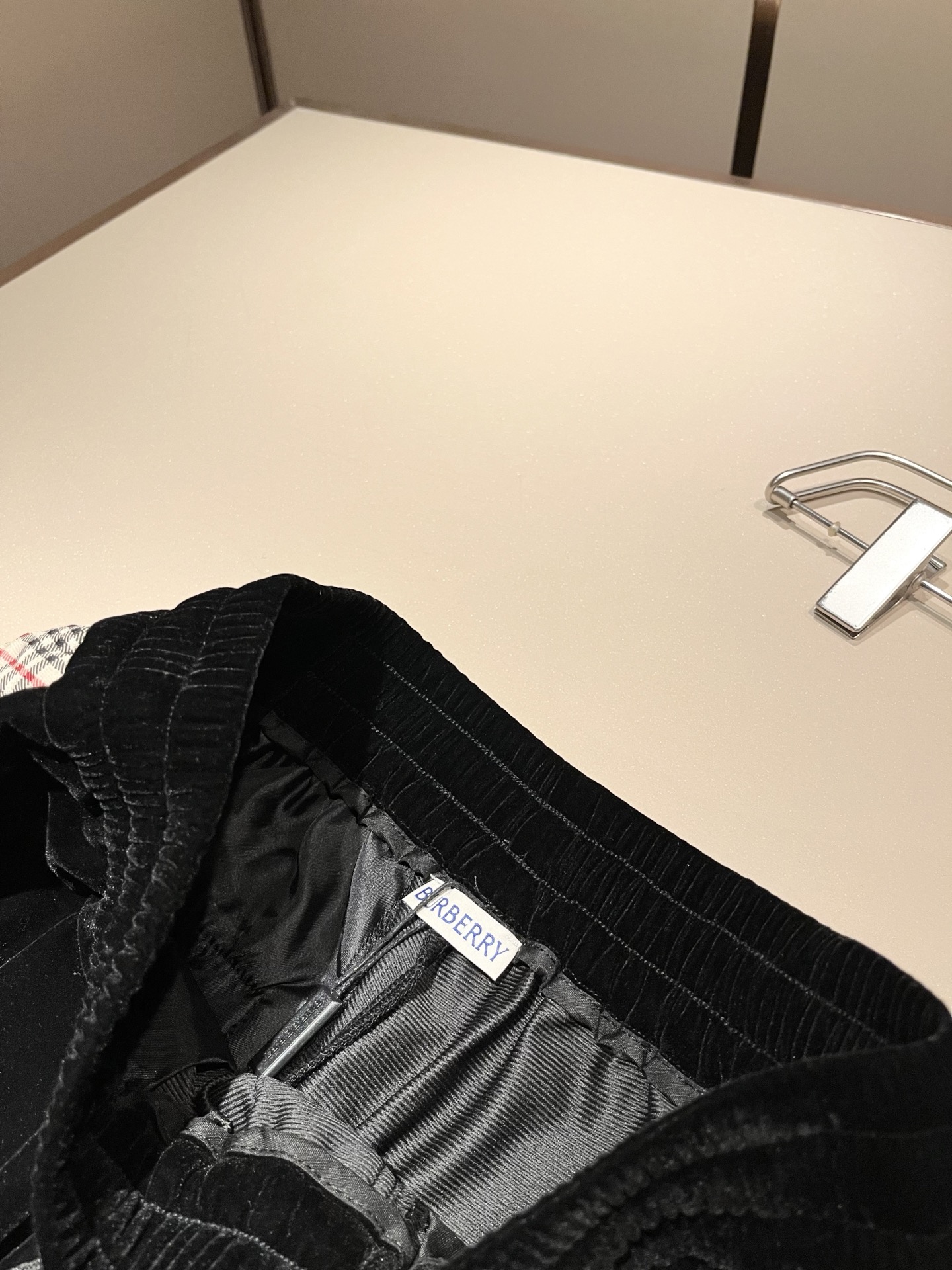 Bur*erry 巴*莉 2025秋冬新款男士休闲套装，品牌最新设计元素！既不单调也不复杂，好处的展现品