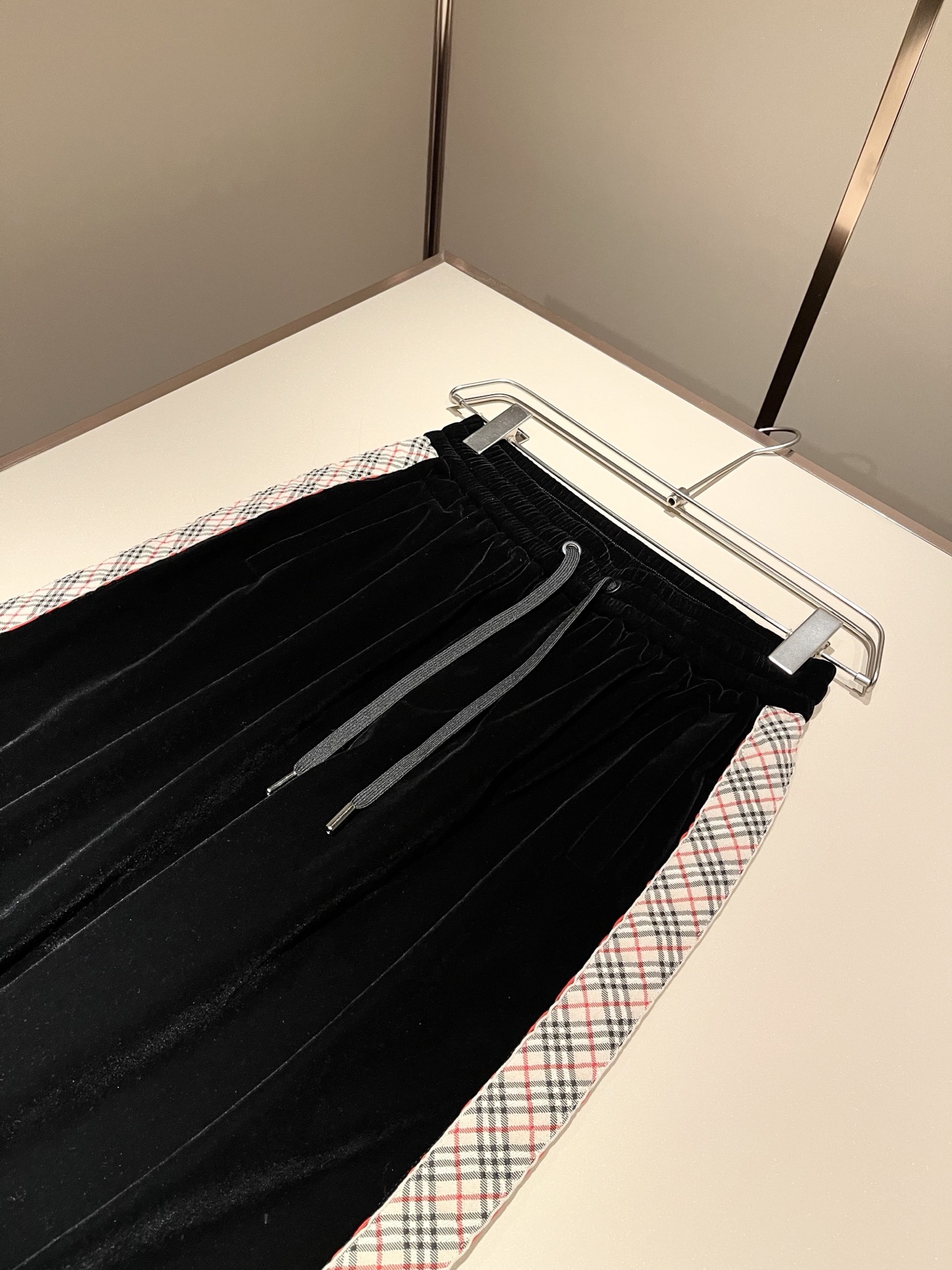 Bur*erry 巴*莉 2025秋冬新款男士休闲套装，品牌最新设计元素！既不单调也不复杂，好处的展现品