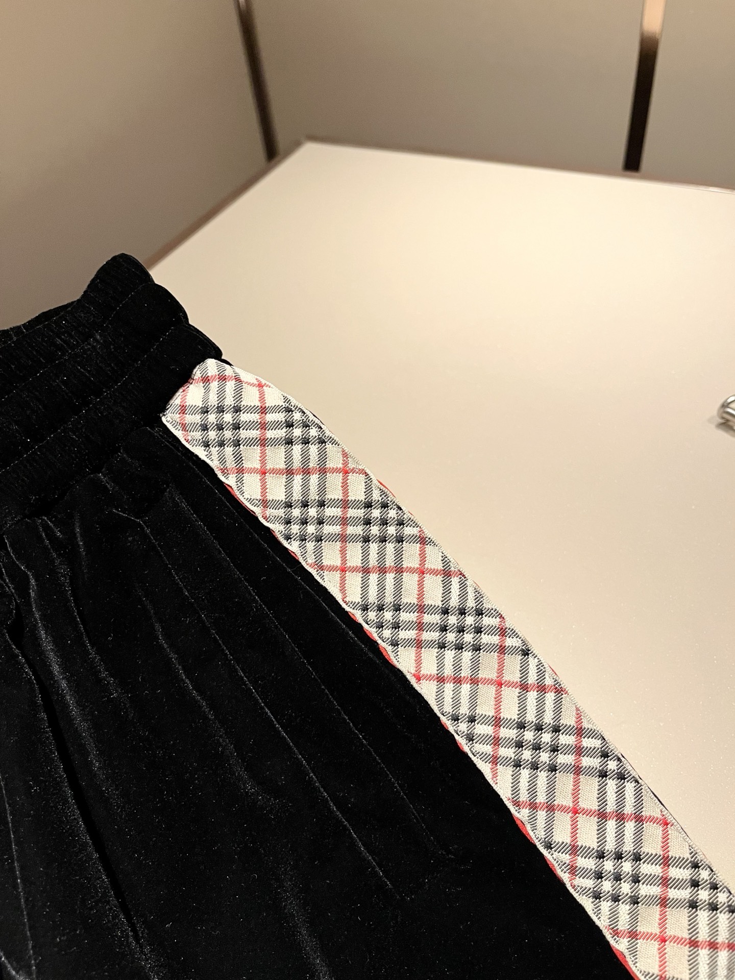 Bur*erry 巴*莉 2025秋冬新款男士休闲套装，品牌最新设计元素！既不单调也不复杂，好处的展现品