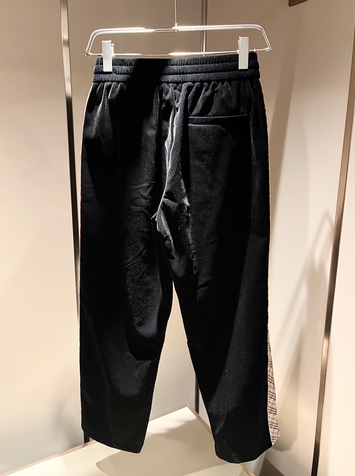 Bur*erry 巴*莉 2025秋冬新款男士休闲套装，品牌最新设计元素！既不单调也不复杂，好处的展现品