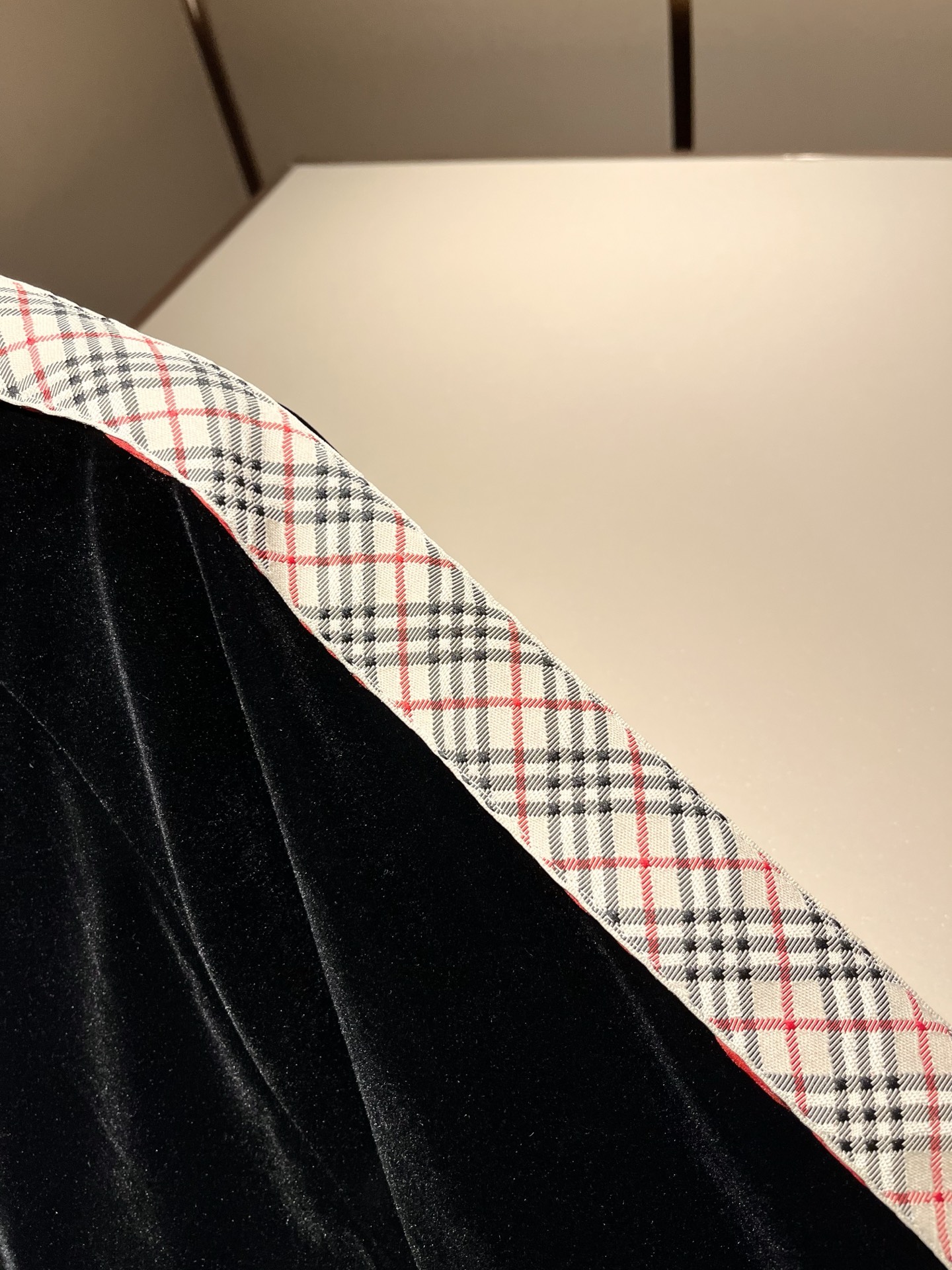 Bur*erry 巴*莉 2025秋冬新款男士休闲套装，品牌最新设计元素！既不单调也不复杂，好处的展现品