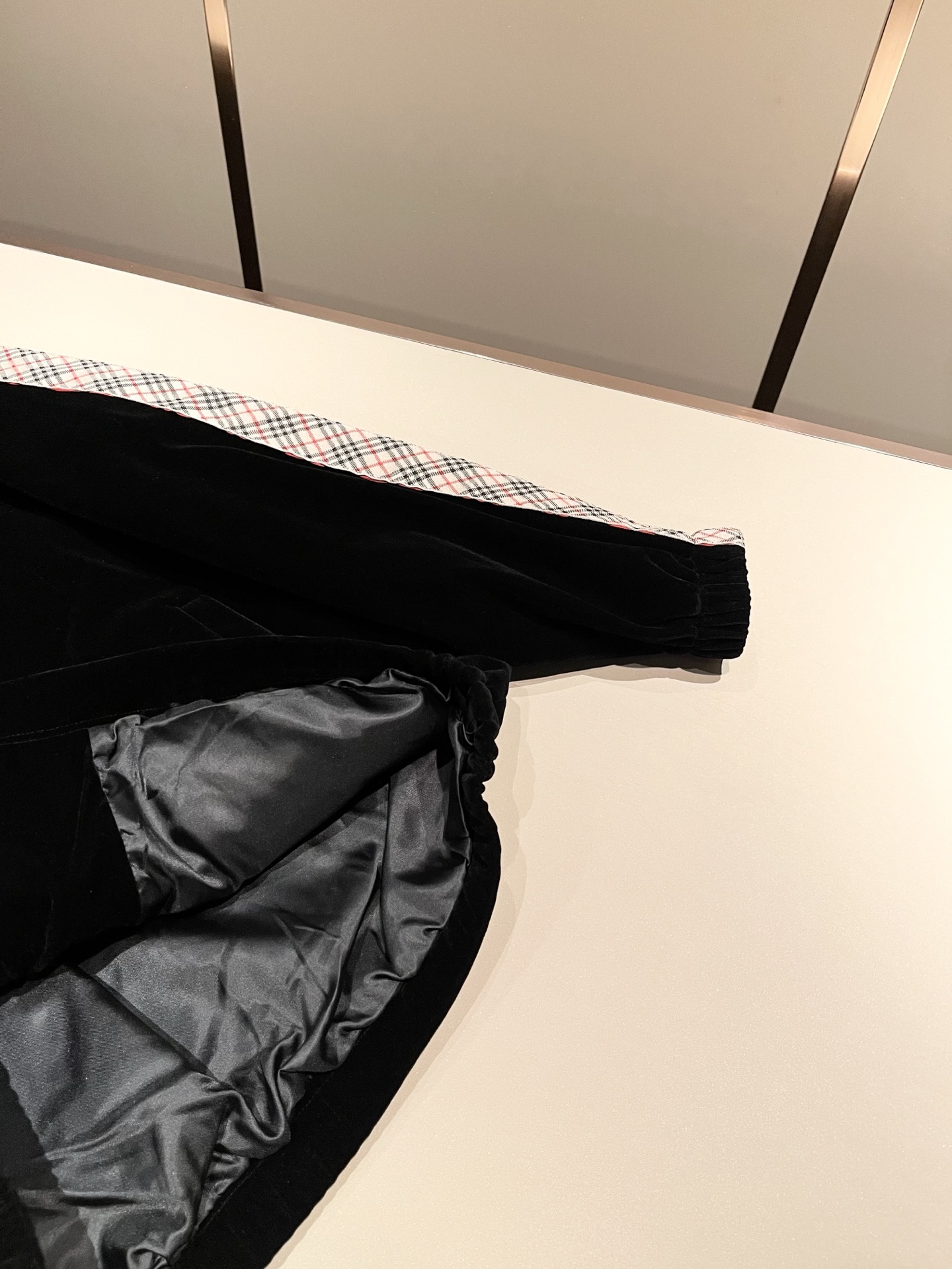 Bur*erry 巴*莉 2025秋冬新款男士休闲套装，品牌最新设计元素！既不单调也不复杂，好处的展现品