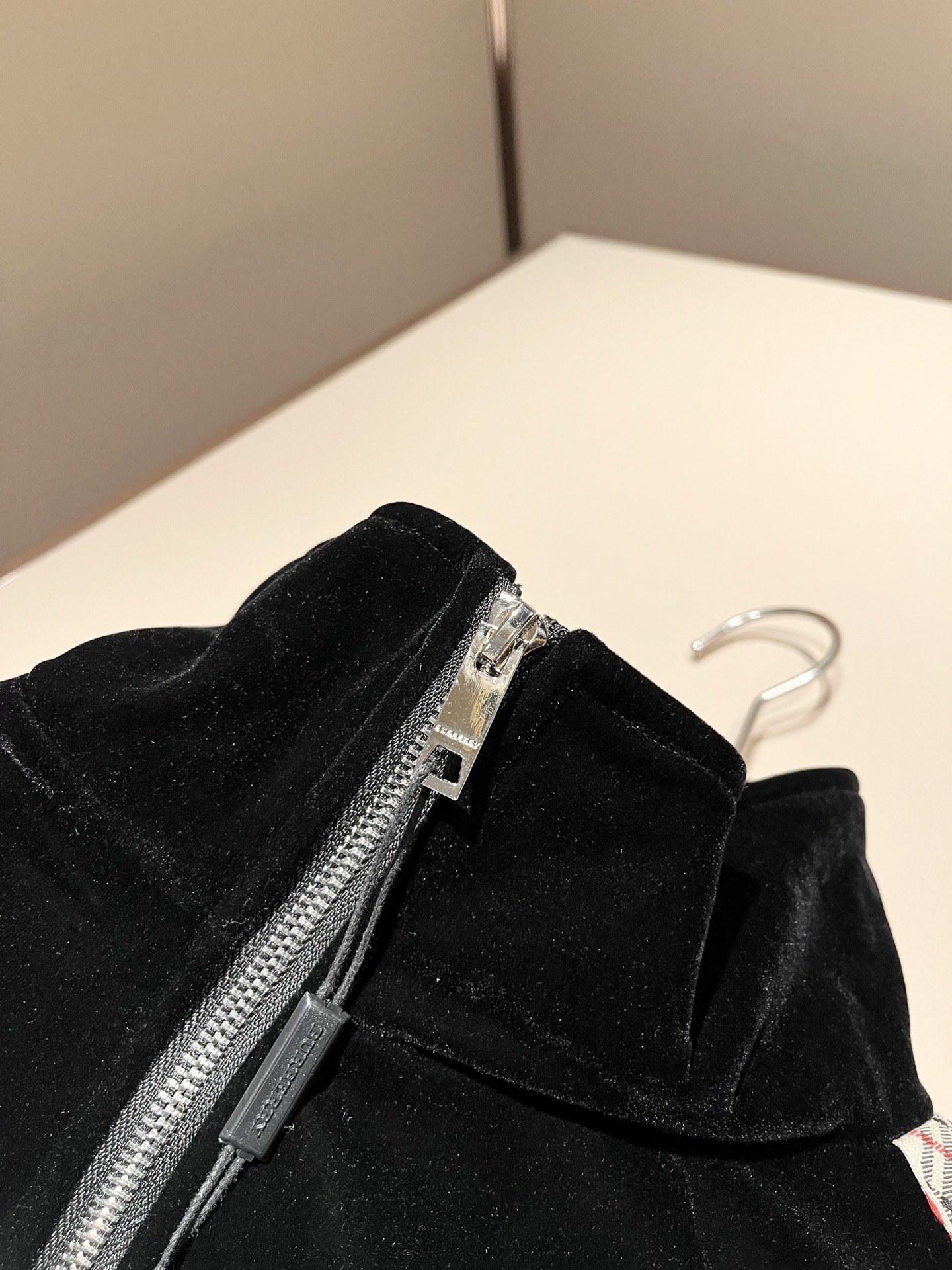 Bur*erry 巴*莉 2025秋冬新款男士休闲套装，品牌最新设计元素！既不单调也不复杂，好处的展现品