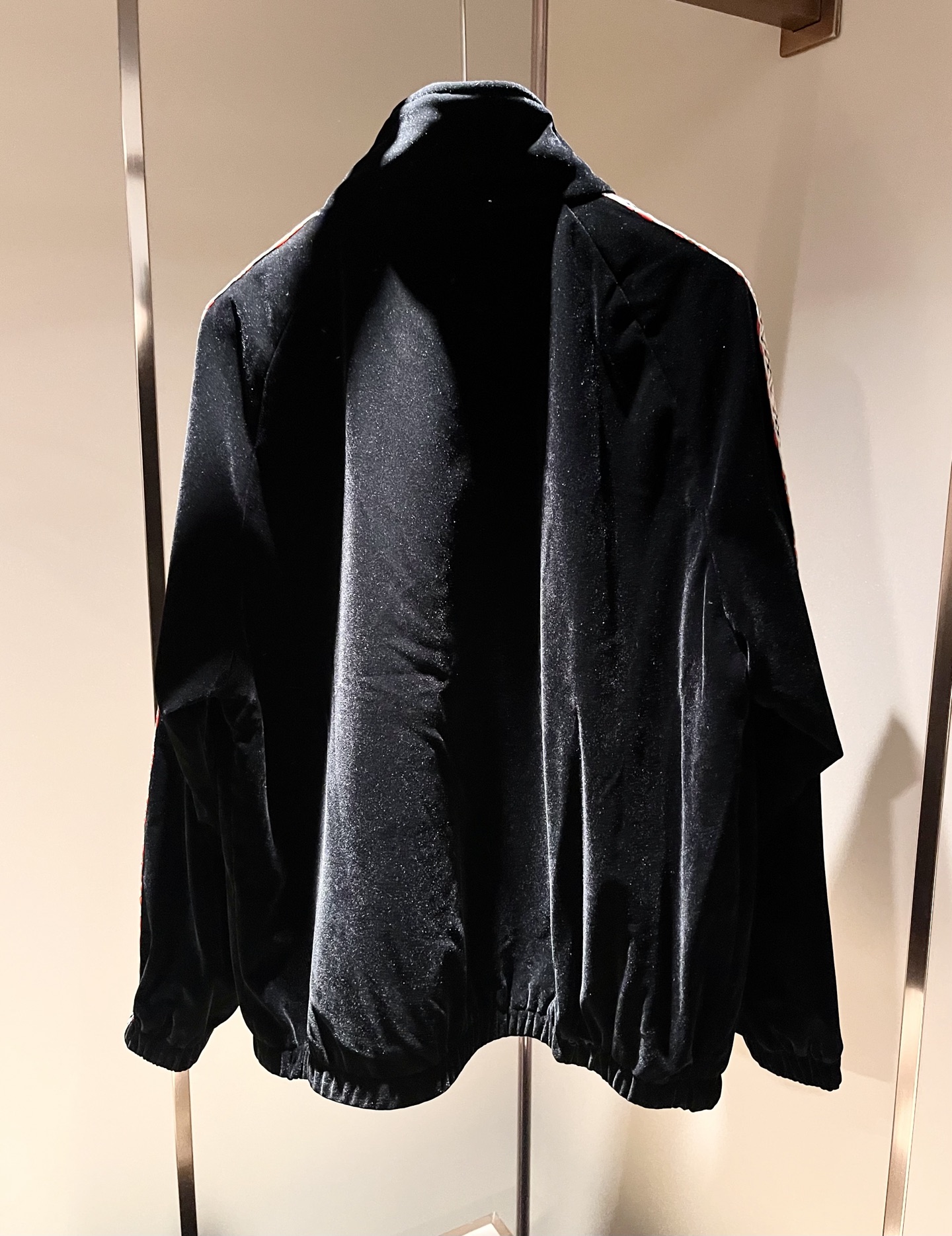 Bur*erry 巴*莉 2025秋冬新款男士休闲套装，品牌最新设计元素！既不单调也不复杂，好处的展现品