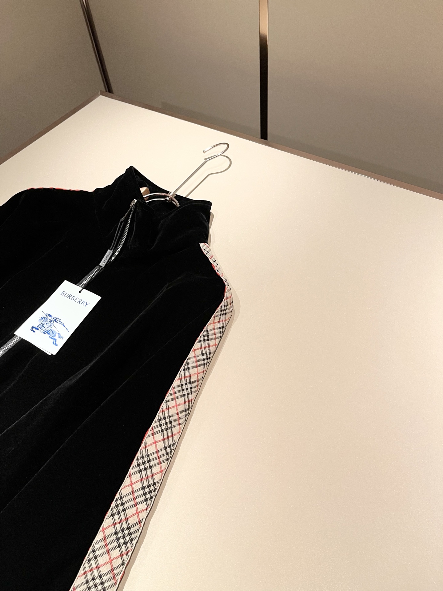 Bur*erry 巴*莉 2025秋冬新款男士休闲套装，品牌最新设计元素！既不单调也不复杂，好处的展现品