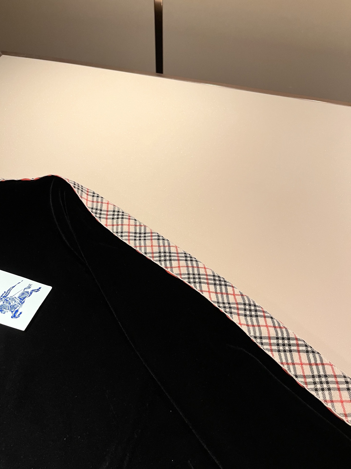 Bur*erry 巴*莉 2025秋冬新款男士休闲套装，品牌最新设计元素！既不单调也不复杂，好处的展现品