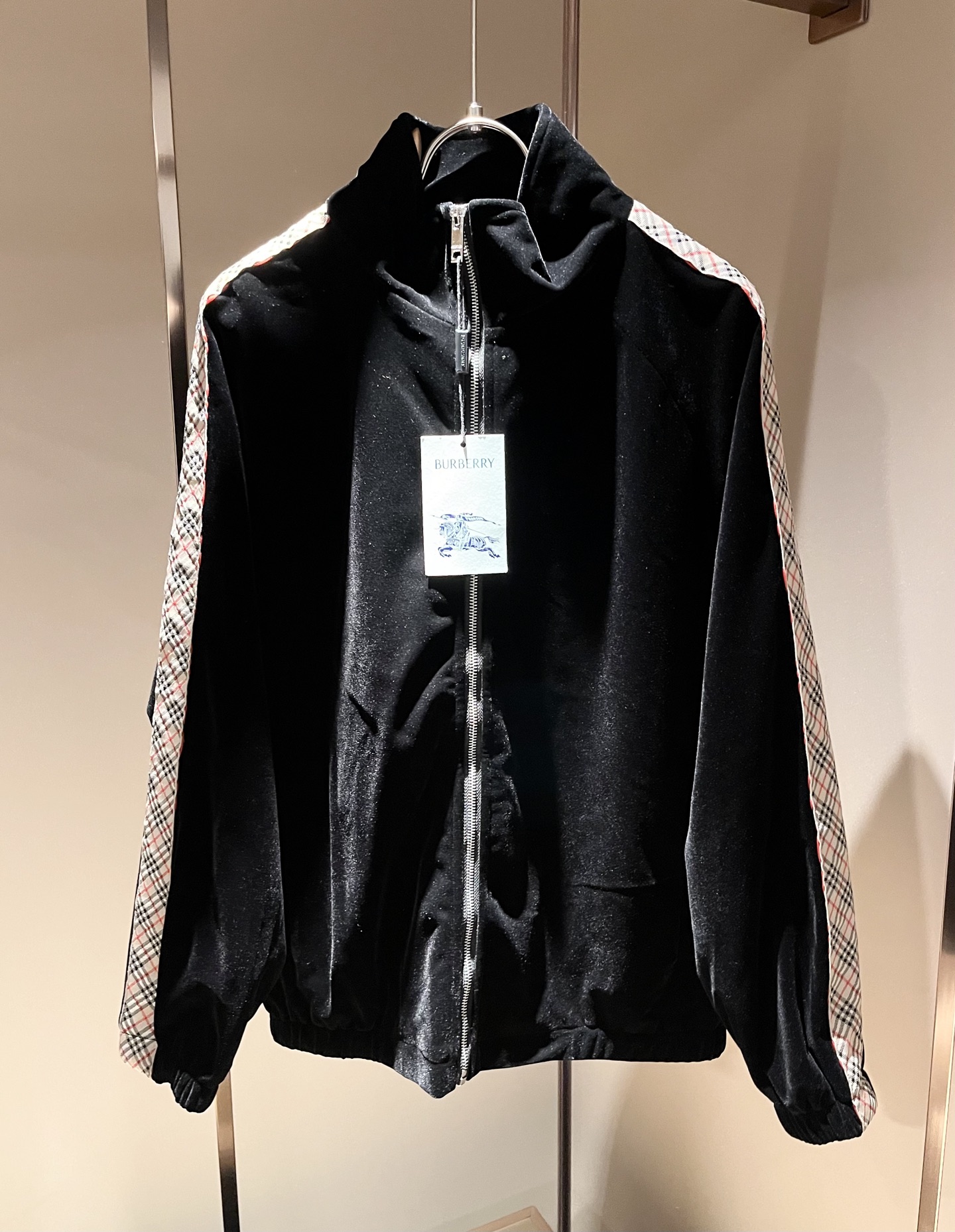 Bur*erry 巴*莉 2025秋冬新款男士休闲套装，品牌最新设计元素！既不单调也不复杂，好处的展现品