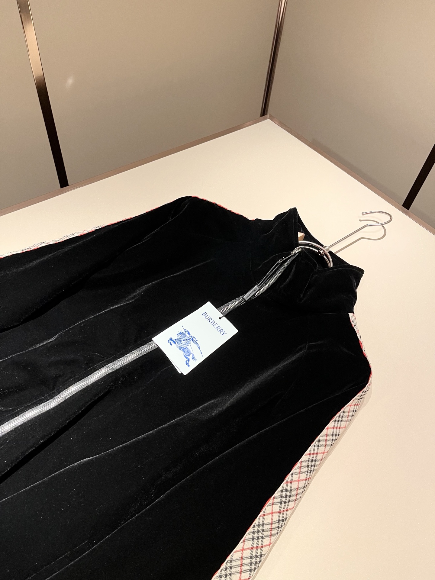 Bur*erry 巴*莉 2025秋冬新款男士休闲套装，品牌最新设计元素！既不单调也不复杂，好处的展现品