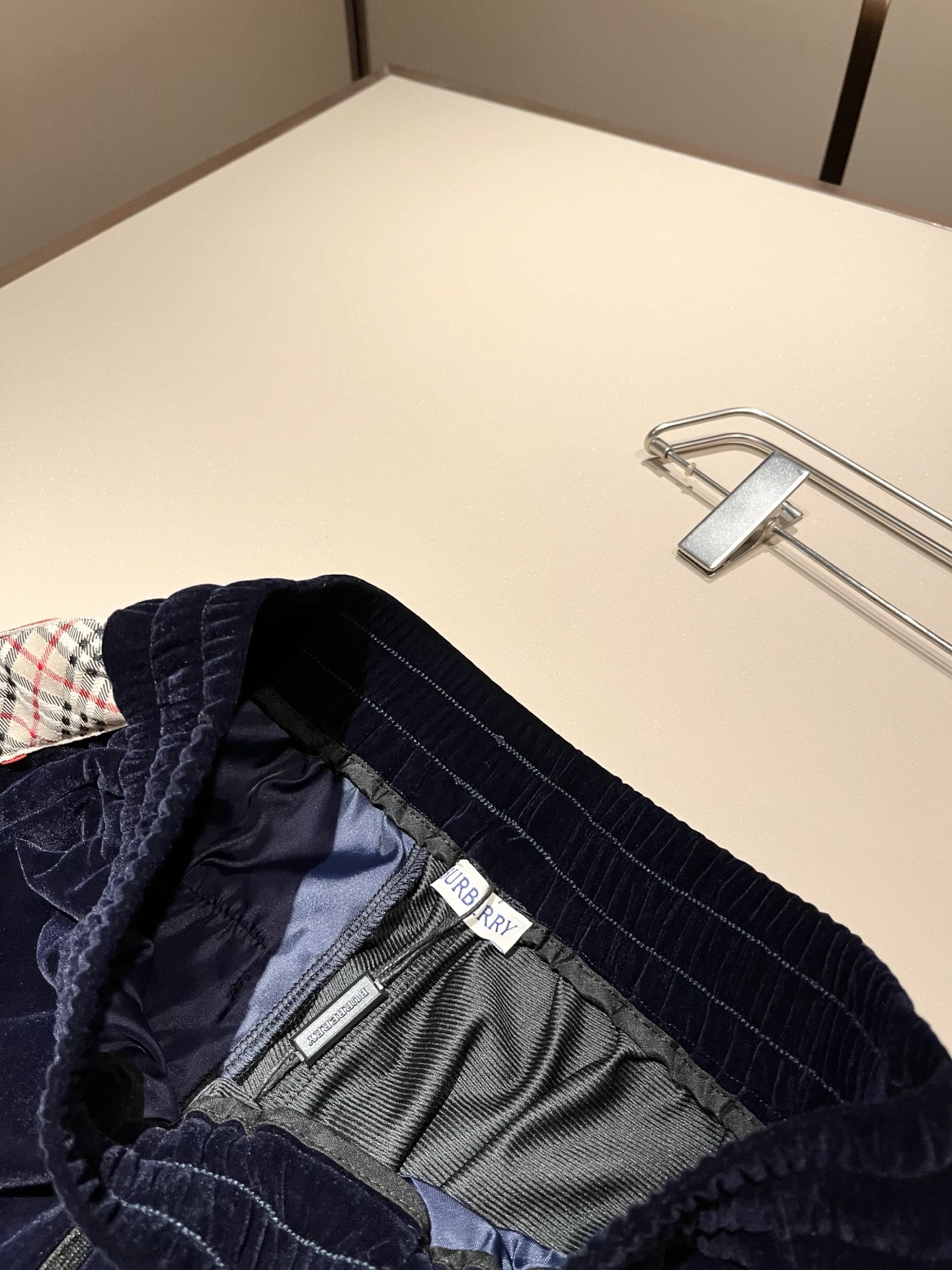 Bur*erry 巴*莉 2025秋冬新款男士休闲套装，品牌最新设计元素！既不单调也不复杂，好处的展现品