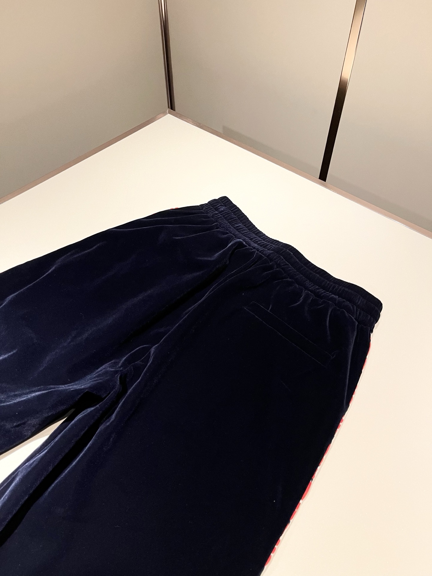 Bur*erry 巴*莉 2025秋冬新款男士休闲套装，品牌最新设计元素！既不单调也不复杂，好处的展现品