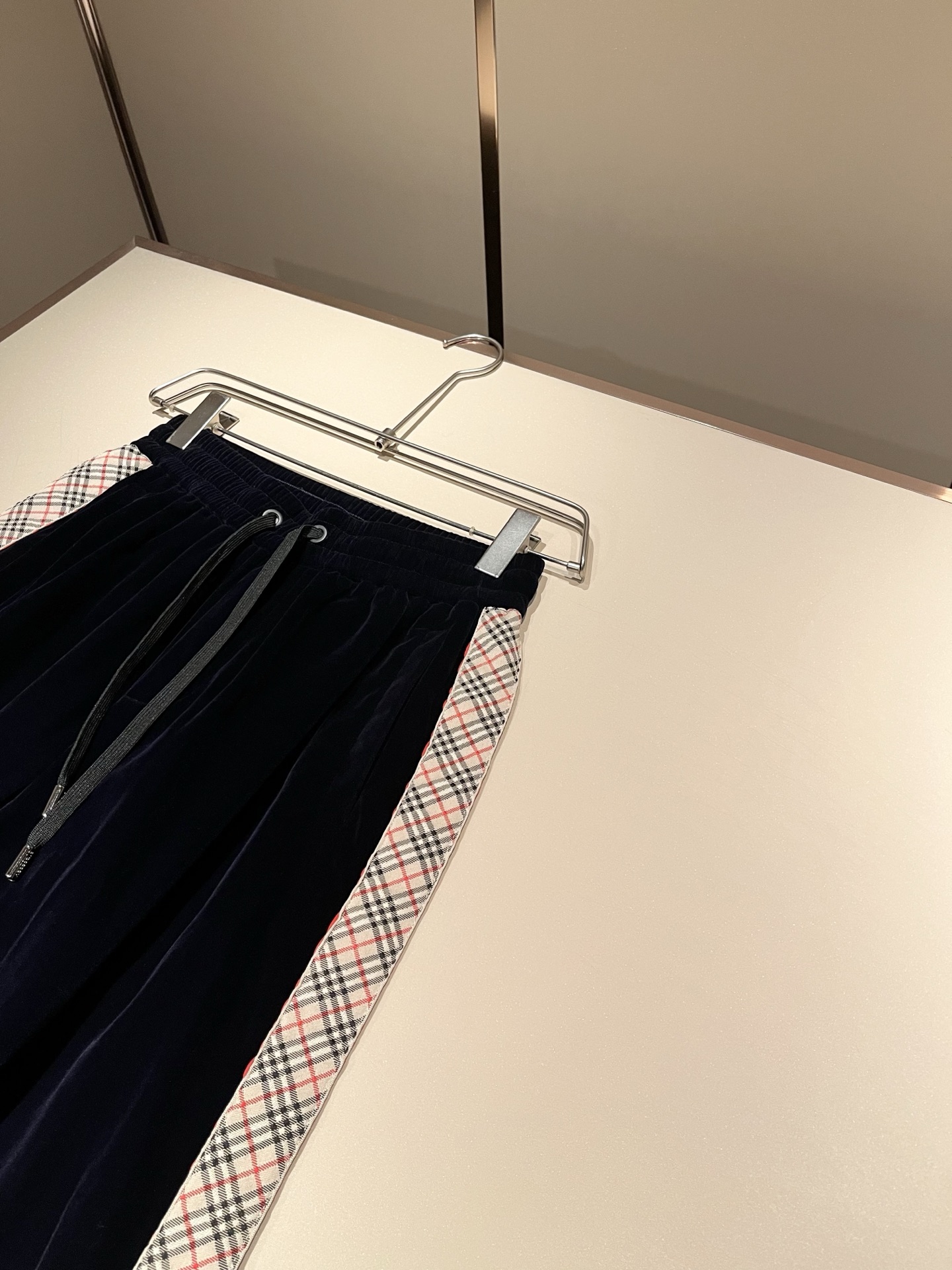 Bur*erry 巴*莉 2025秋冬新款男士休闲套装，品牌最新设计元素！既不单调也不复杂，好处的展现品