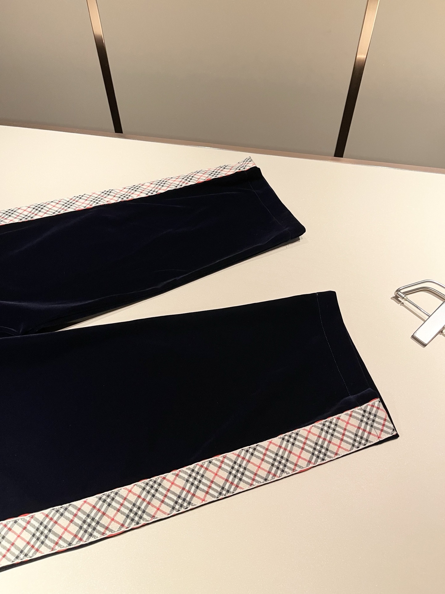 Bur*erry 巴*莉 2025秋冬新款男士休闲套装，品牌最新设计元素！既不单调也不复杂，好处的展现品