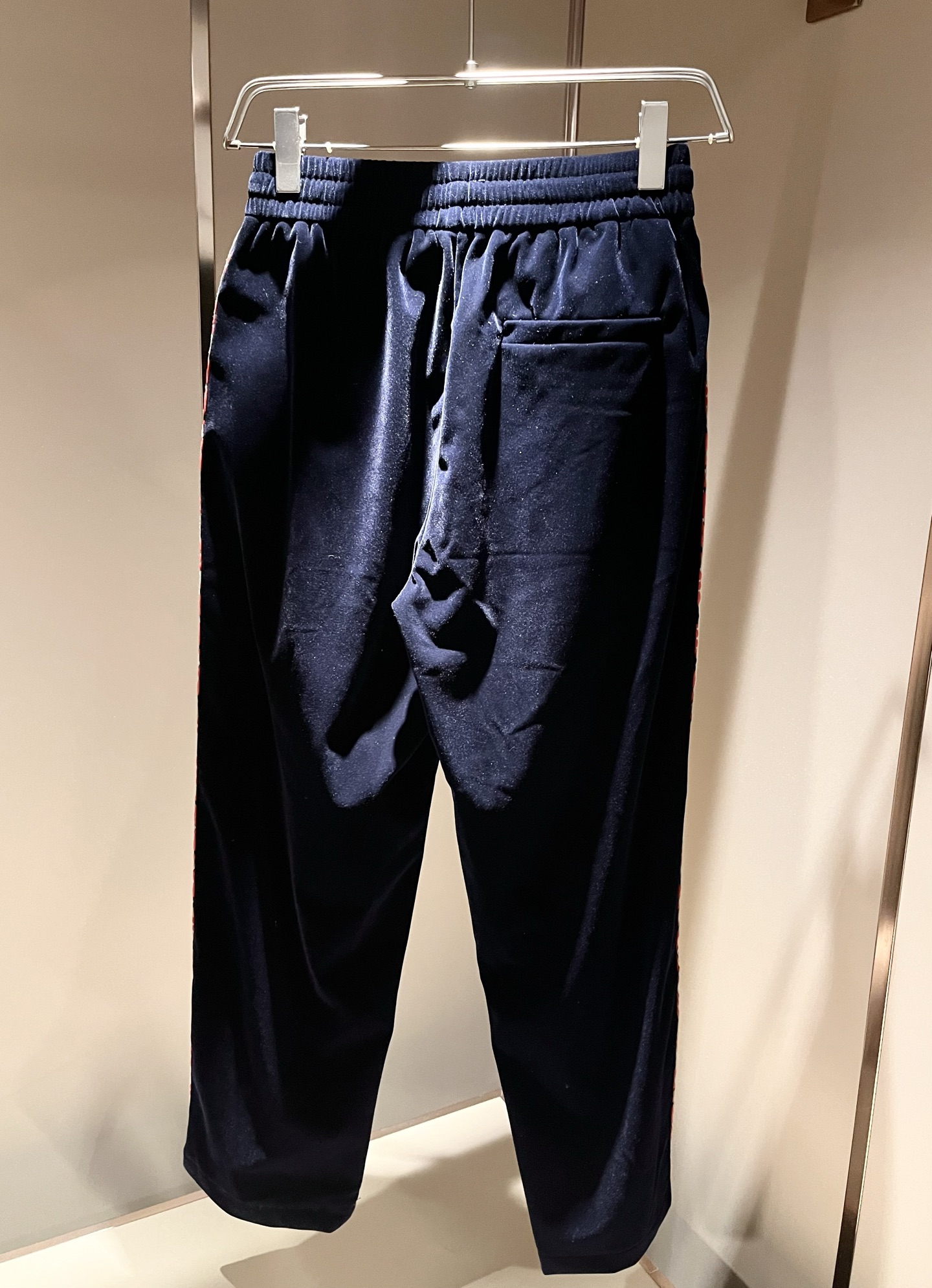 Bur*erry 巴*莉 2025秋冬新款男士休闲套装，品牌最新设计元素！既不单调也不复杂，好处的展现品