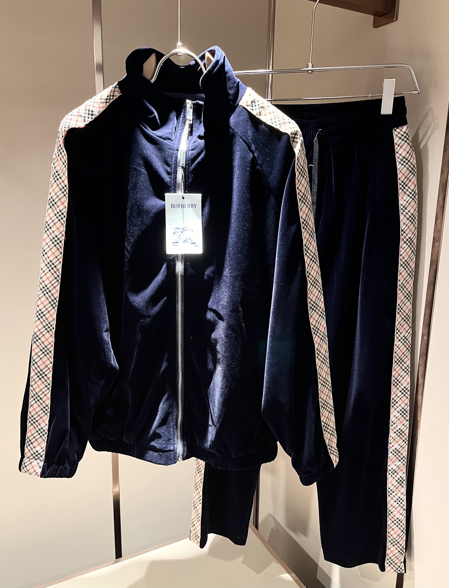 Bur*erry 巴*莉 2025秋冬新款男士休闲套装，品牌最新设计元素！既不单调也不复杂，好处的展现品