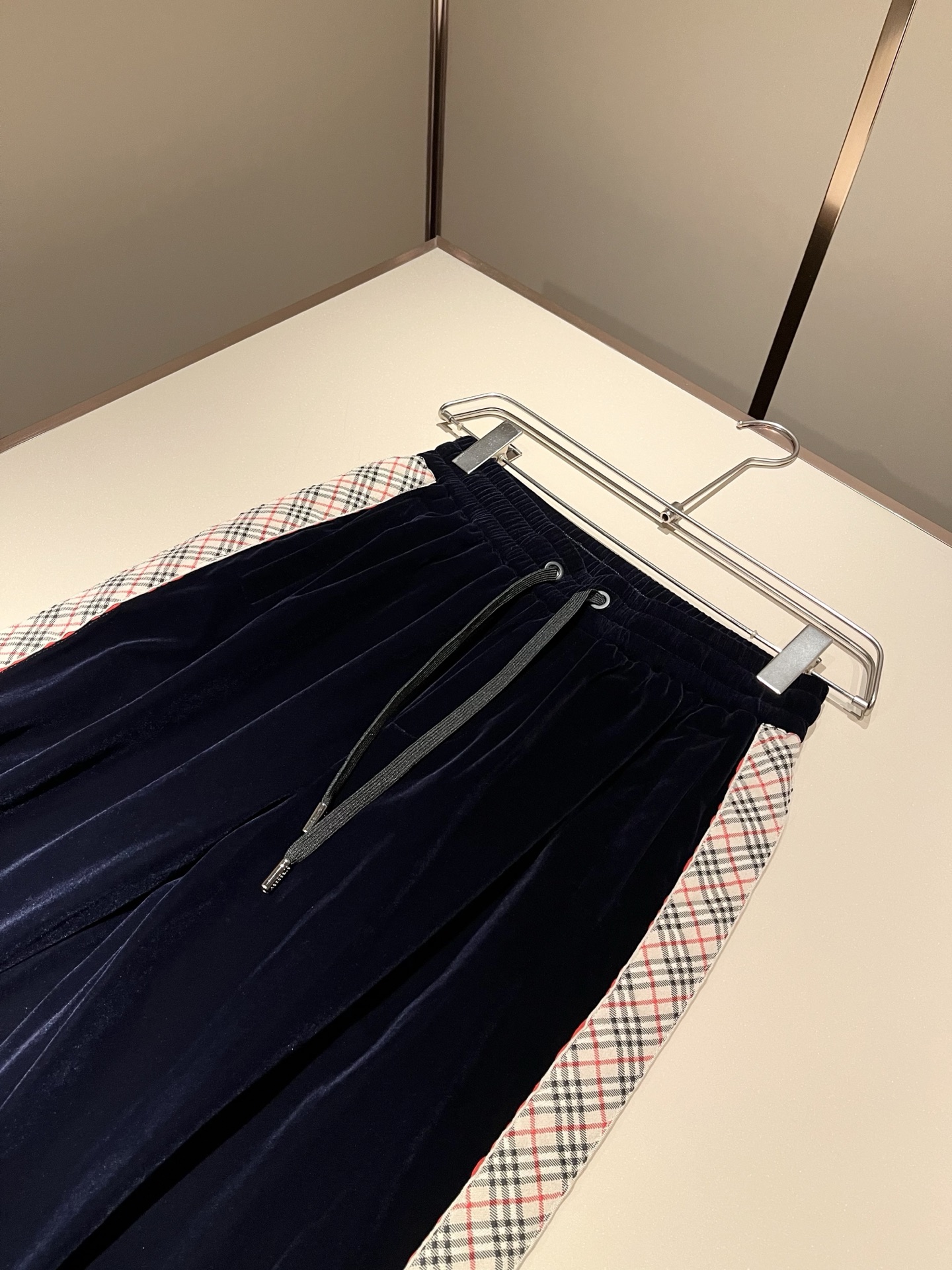 Bur*erry 巴*莉 2025秋冬新款男士休闲套装，品牌最新设计元素！既不单调也不复杂，好处的展现品