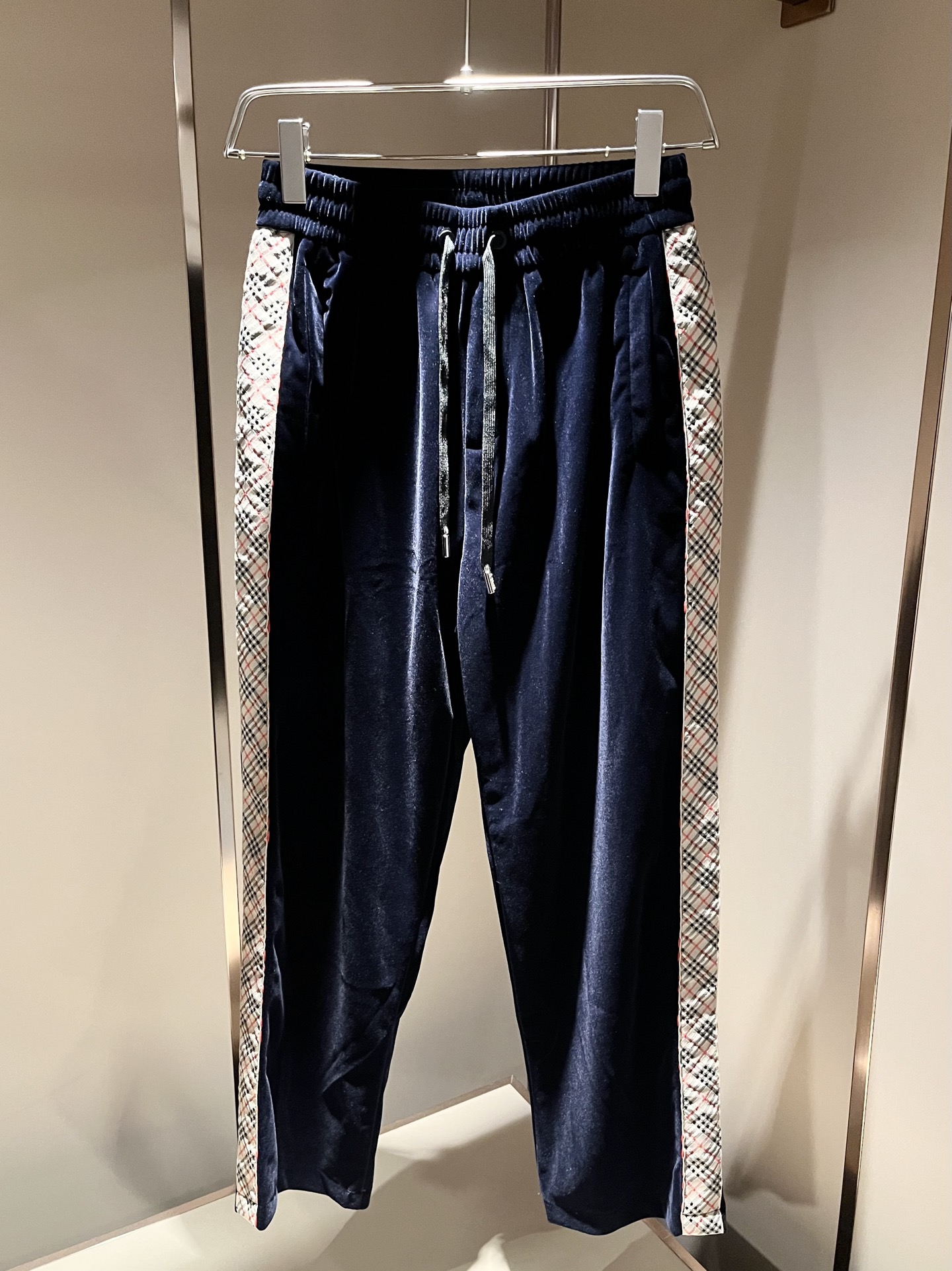 Bur*erry 巴*莉 2025秋冬新款男士休闲套装，品牌最新设计元素！既不单调也不复杂，好处的展现品