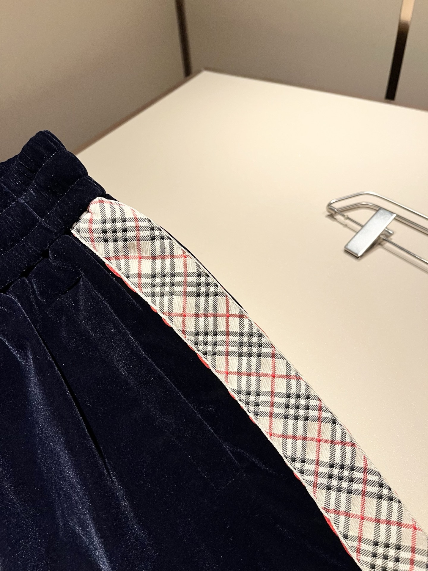 Bur*erry 巴*莉 2025秋冬新款男士休闲套装，品牌最新设计元素！既不单调也不复杂，好处的展现品